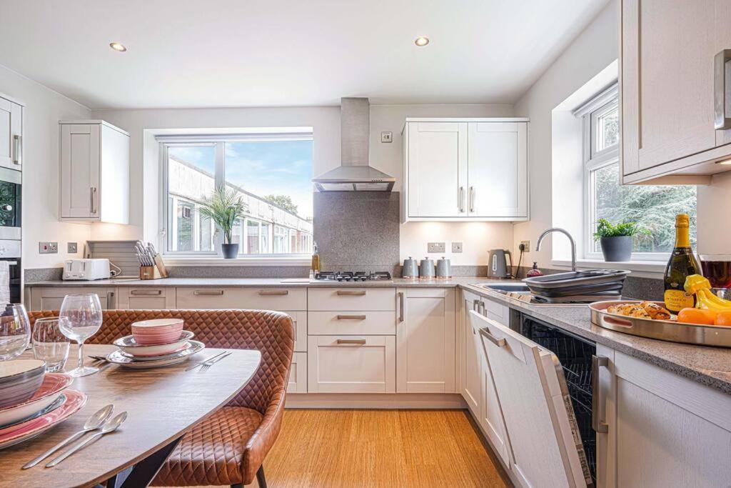 Stunning 2 Bedroom - Close To Centre - Free Parking, Super-fast Wifi, Smarttv, Private Balcony And Communal Garden By Yoko *