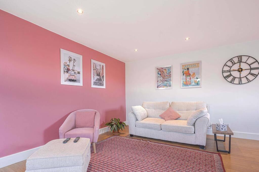 Stunning 2 Bedroom - Close To Centre - Free Parking, Super-fast Wifi, Smarttv, Private Balcony And Communal Garden By Yoko Apartment