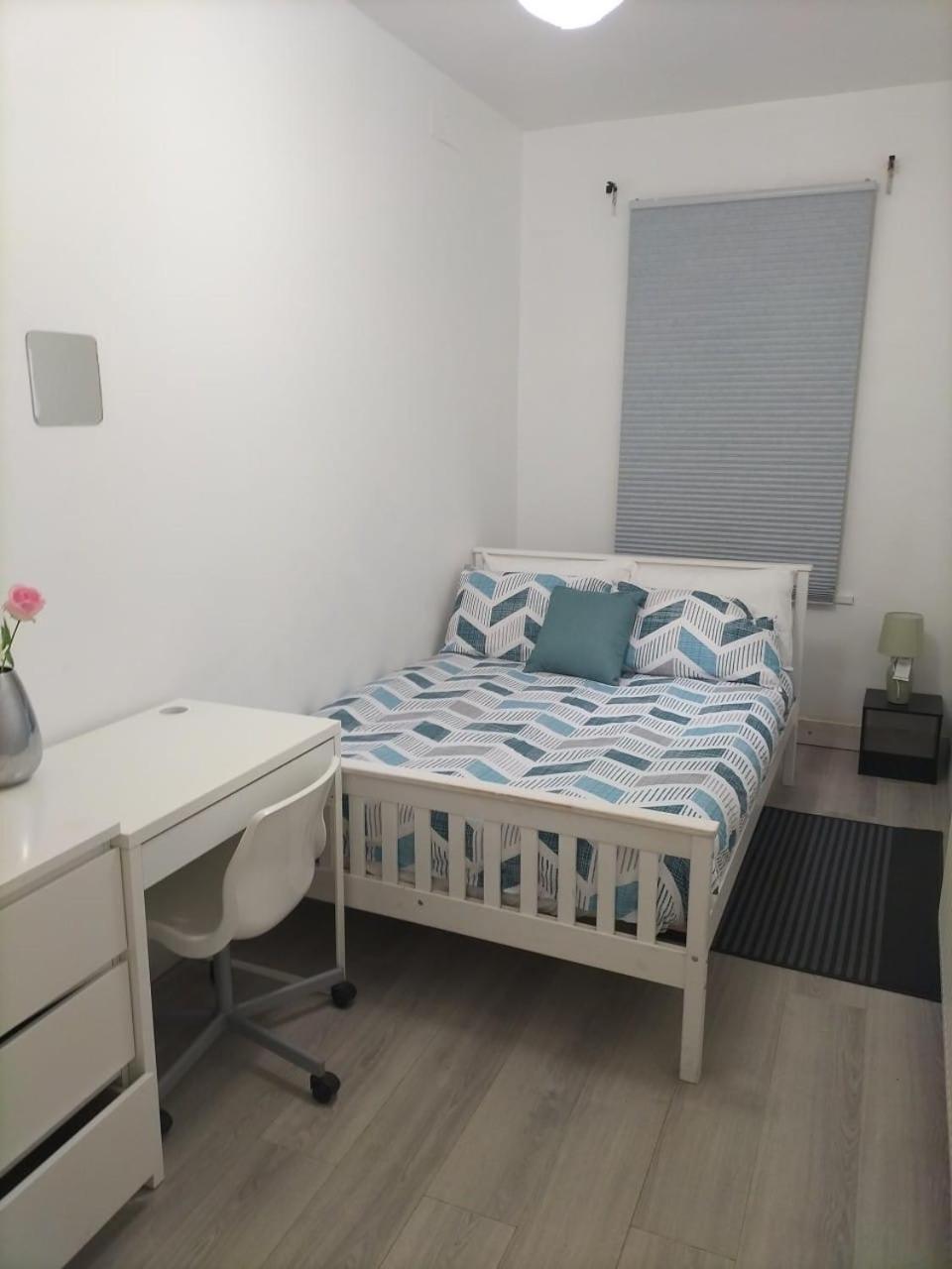 Homestay Comfortable Double Bed Located Near Centre, Suitable For Contractors Health Care Professionals Or Long Business In Or Delightful Holidays In Or Within The West Midlands Area Free Wifi Tea And Coffee Provided