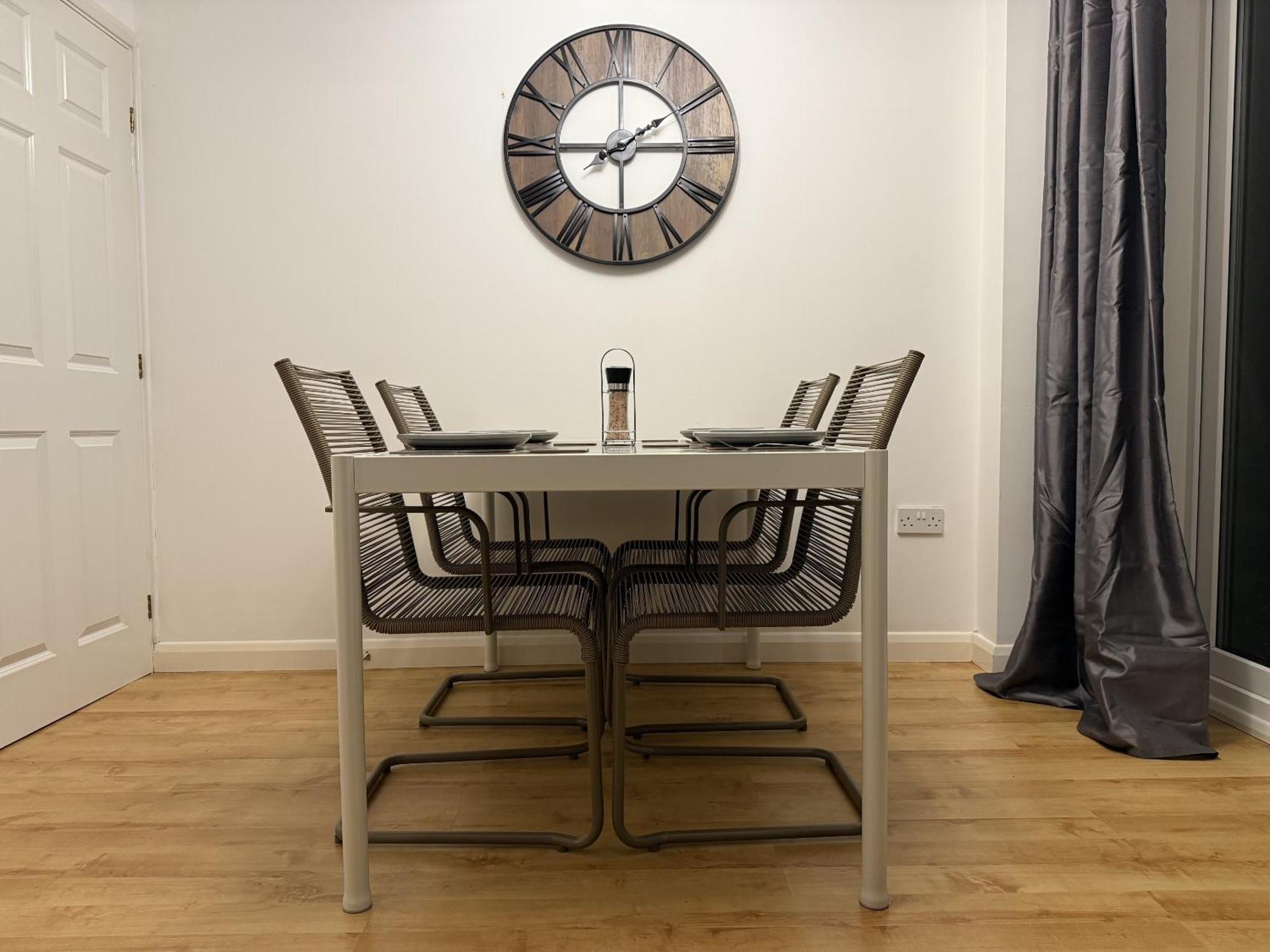 Cov - 3 Bed - Two Park Spaces - Contractors Holiday home Coventry