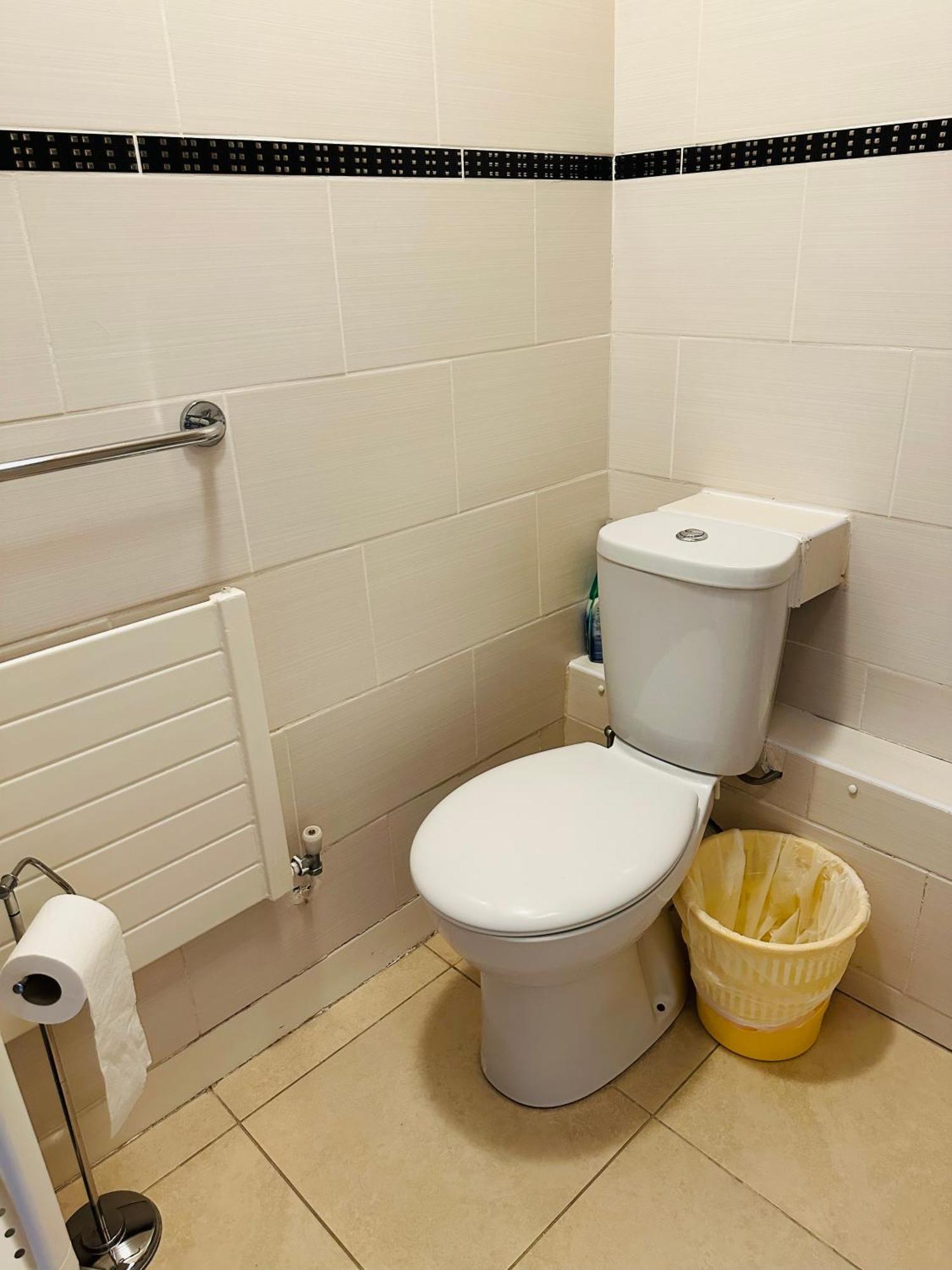 Single Close To Uni & Supermarket & Free Parking Coventry