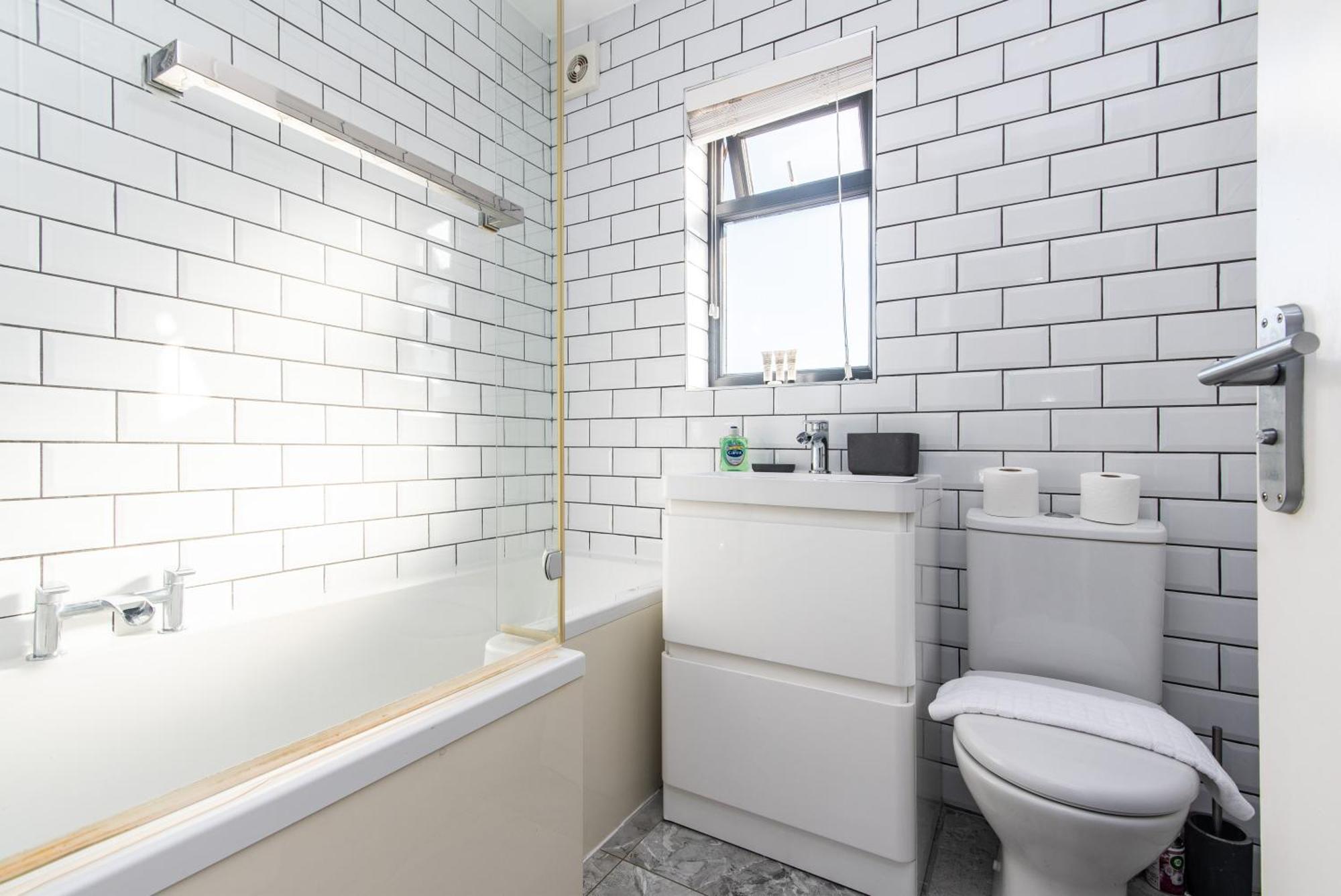 Spacious 3-bed With Parking, Near & Birmingham Holiday home Coventry