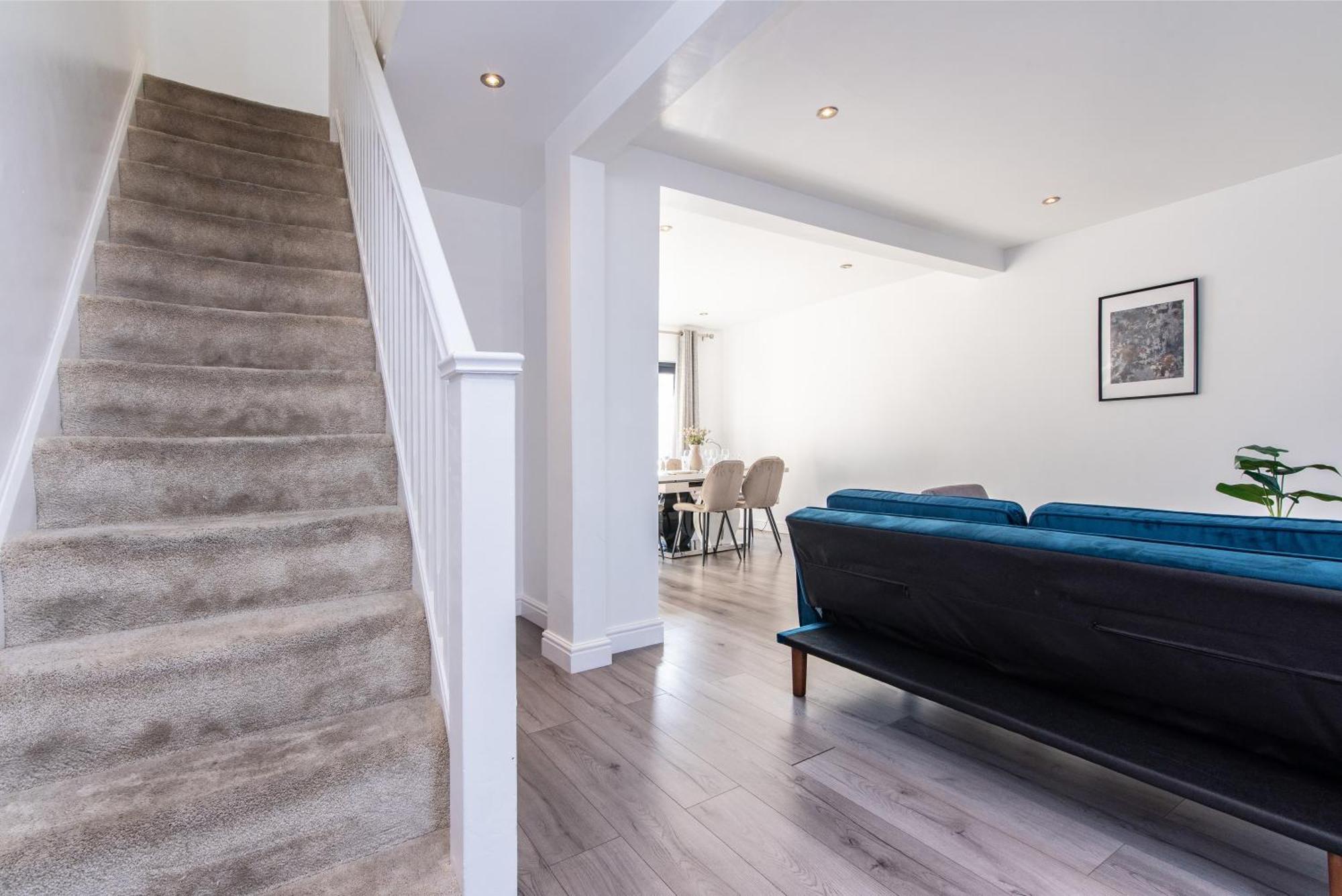 Spacious 3-bed With Parking, Near & Birmingham *