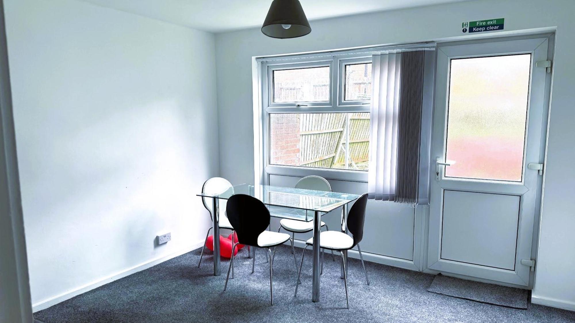 - Modern House Near Centre * Coventry