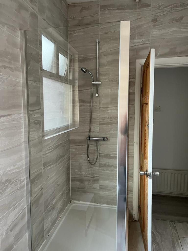 Comfortable Double Bed Located Near Centre, Suitable For Contractors Health Care Professionals Or Long Business In Or Delightful Holidays In Or Within The West Midlands Area Free Wifi Tea And Coffee Provided Homestay *