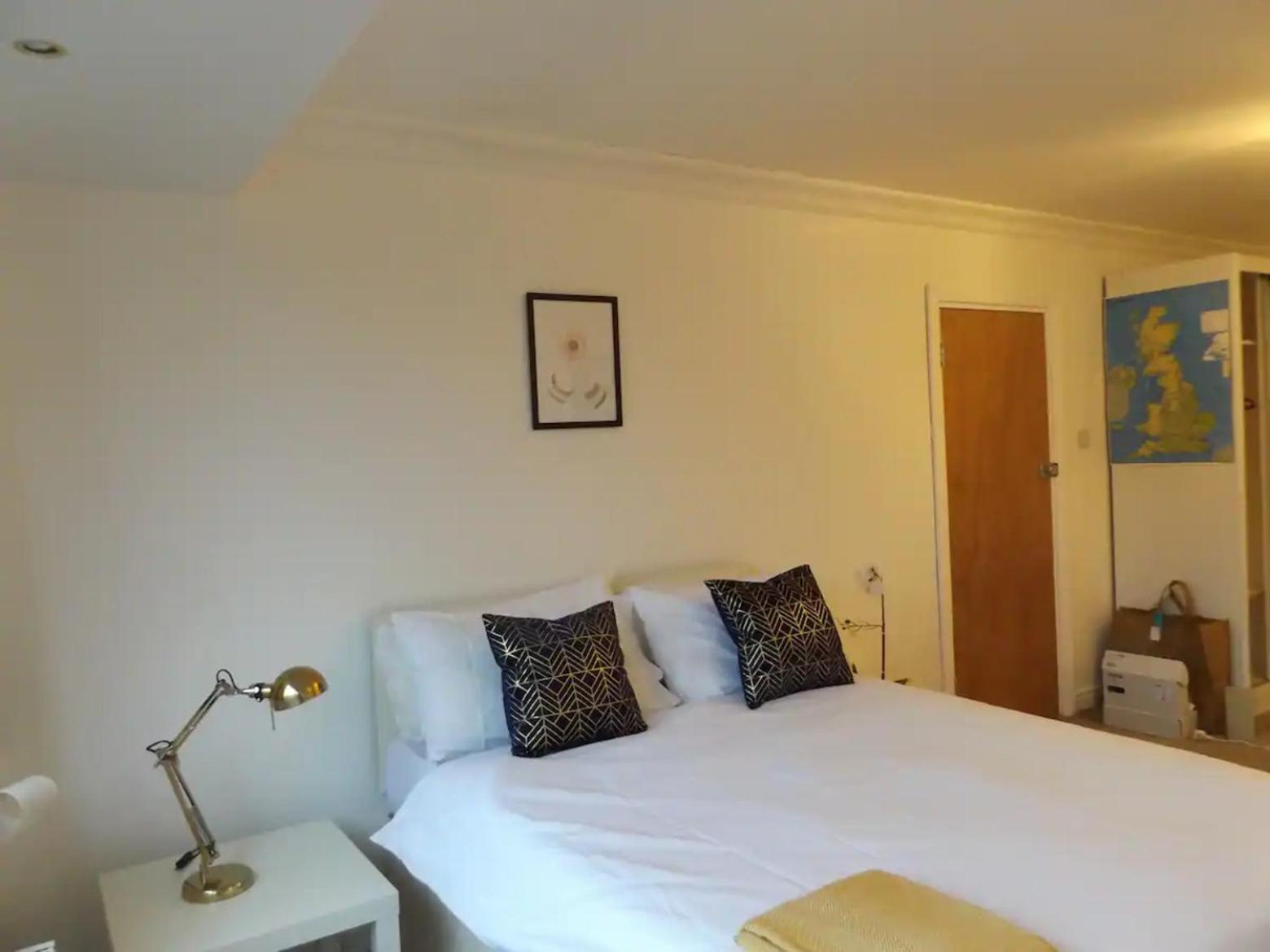 In Guest - Large Comfortable Guest house Coventry