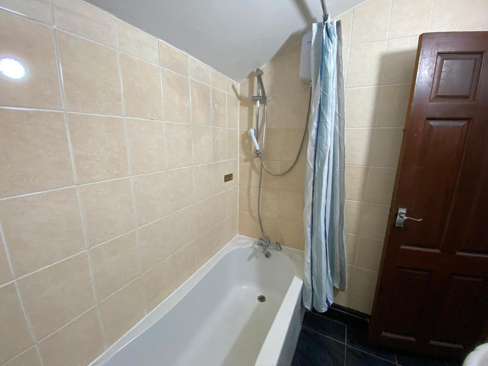 In Guest - Comfortable Near Centre Guest house