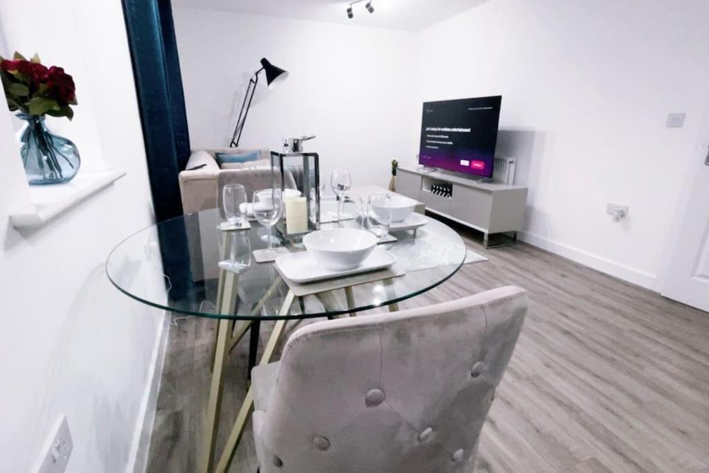 Fabulous 2bedroom Flat Apartment *