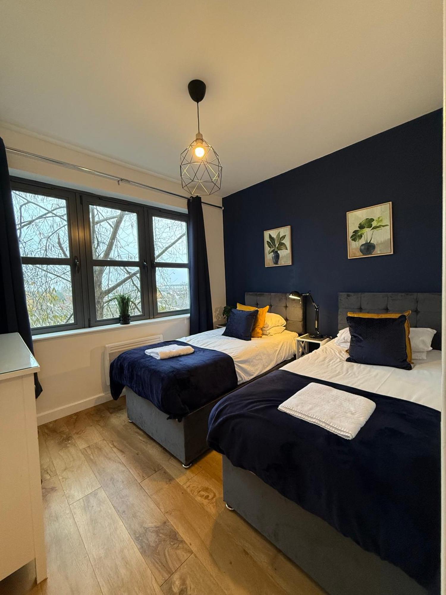 Vibrant Cosy 2 Bedroom Apartment