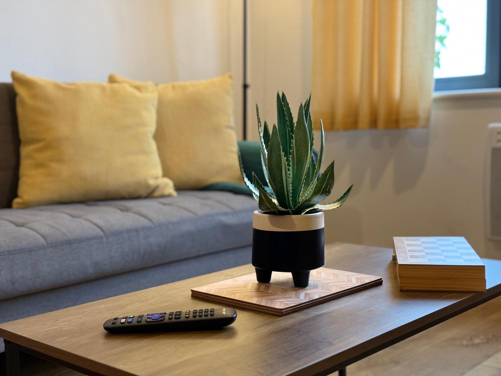 Vibrant Cosy 2 Bedroom Apartment *