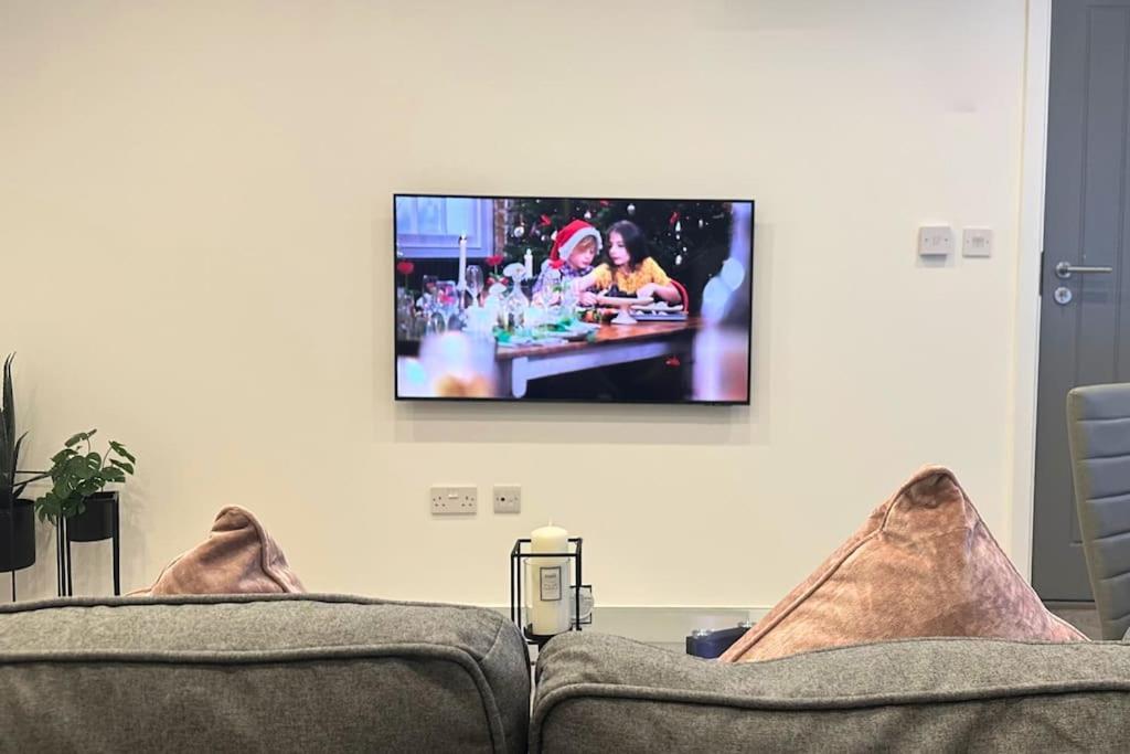Modern 2 Bedroom *