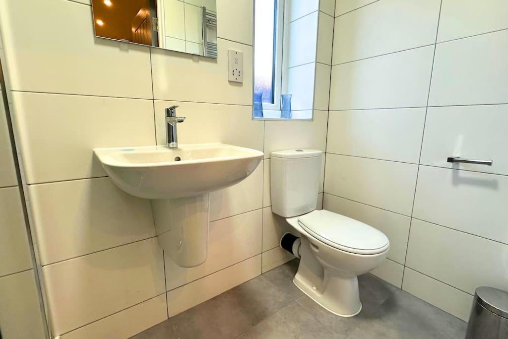 Modern 2 Bedroom *