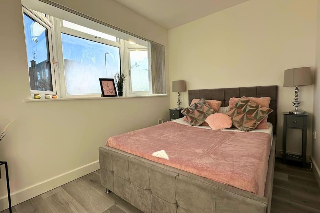 Stylish Two Bedroom Apartment *