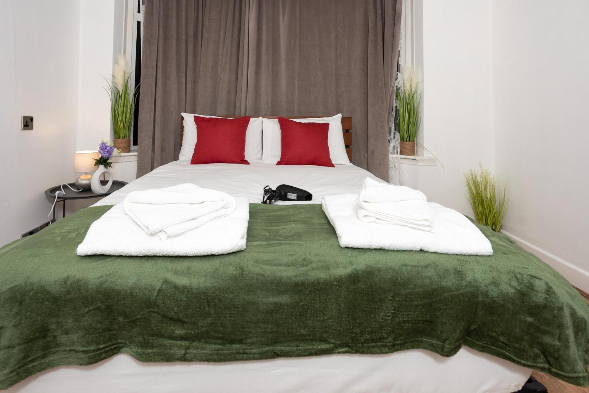 Holiday home Spacious & Comfy In West Midlands - Sleeps 8, Free Parking, Wifi, Netflix, Prime Location, Ideal For Contractors, Business, Groups, Travellers, Families And Relocators *