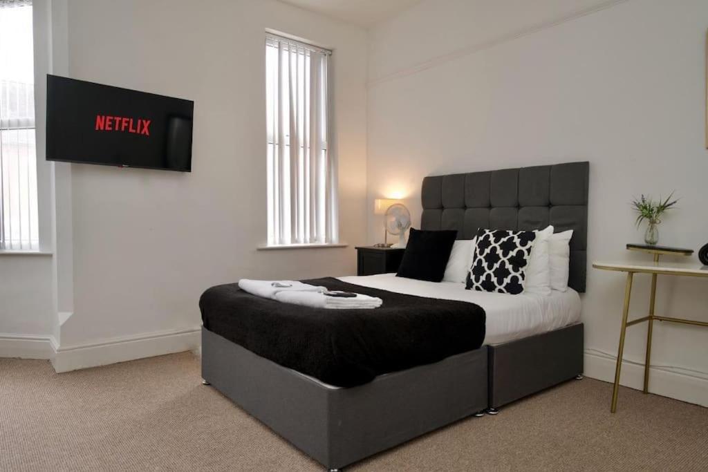 6br, Free Parking, Wifi, Smarttvs, Sleeps 16 Holiday home Coventry