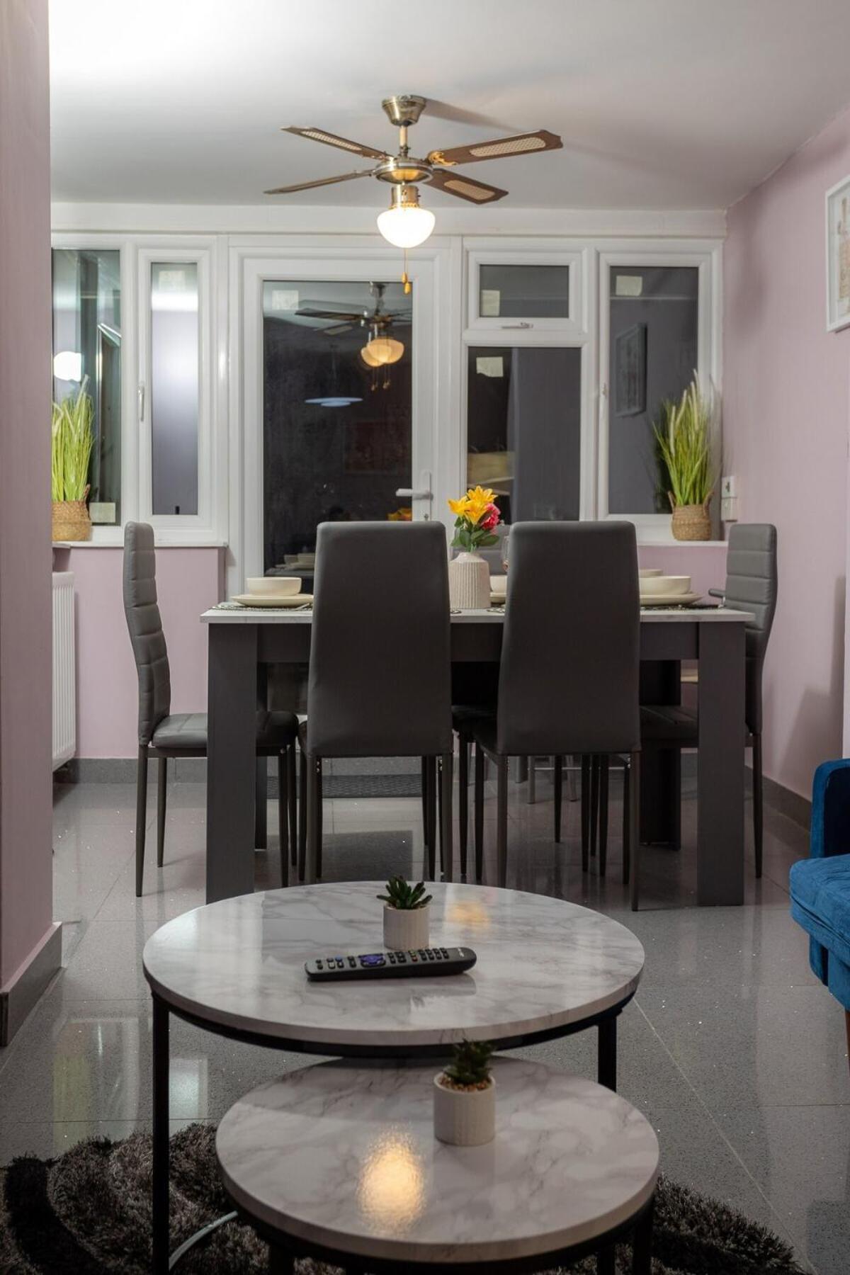 Holiday home Spacious & Comfy In West Midlands - Sleeps 8, Free Parking, Wifi, Netflix, Prime Location, Ideal For Contractors, Business, Groups, Travellers, Families And Relocators *