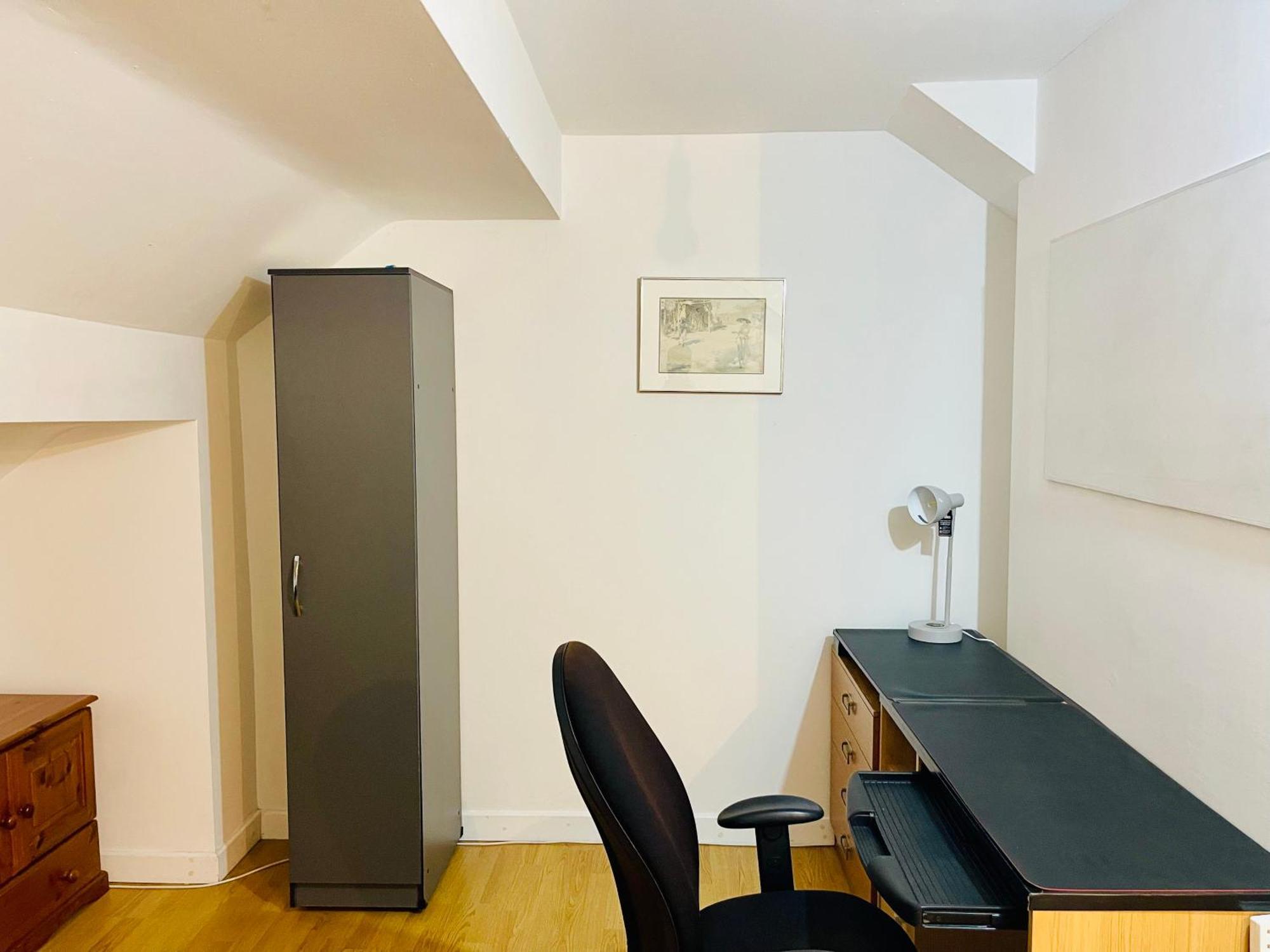Casa de hóspedes 4 - Modern Ensuite In The Heart Of