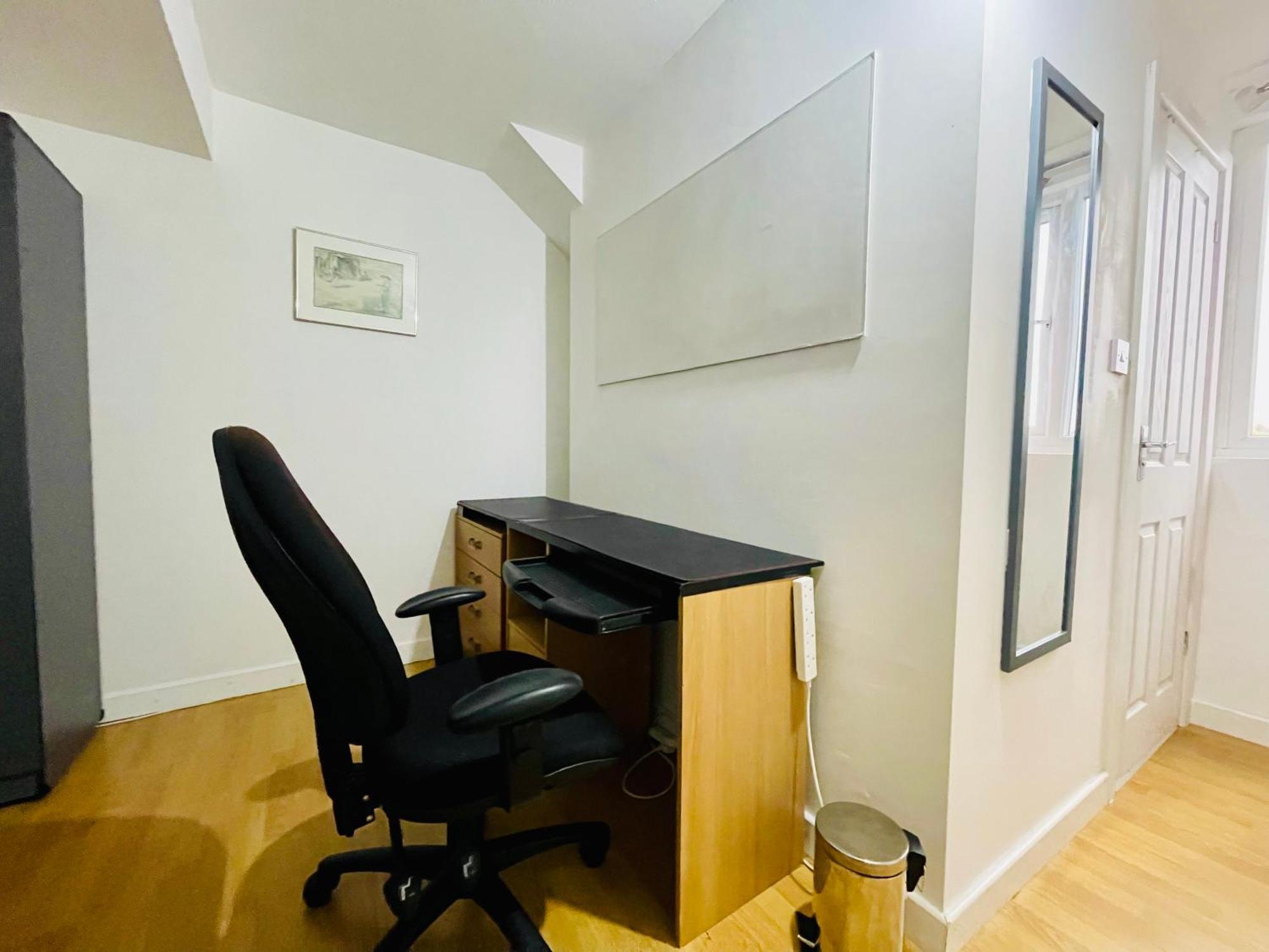 Casa de hóspedes 4 - Modern Ensuite In The Heart Of