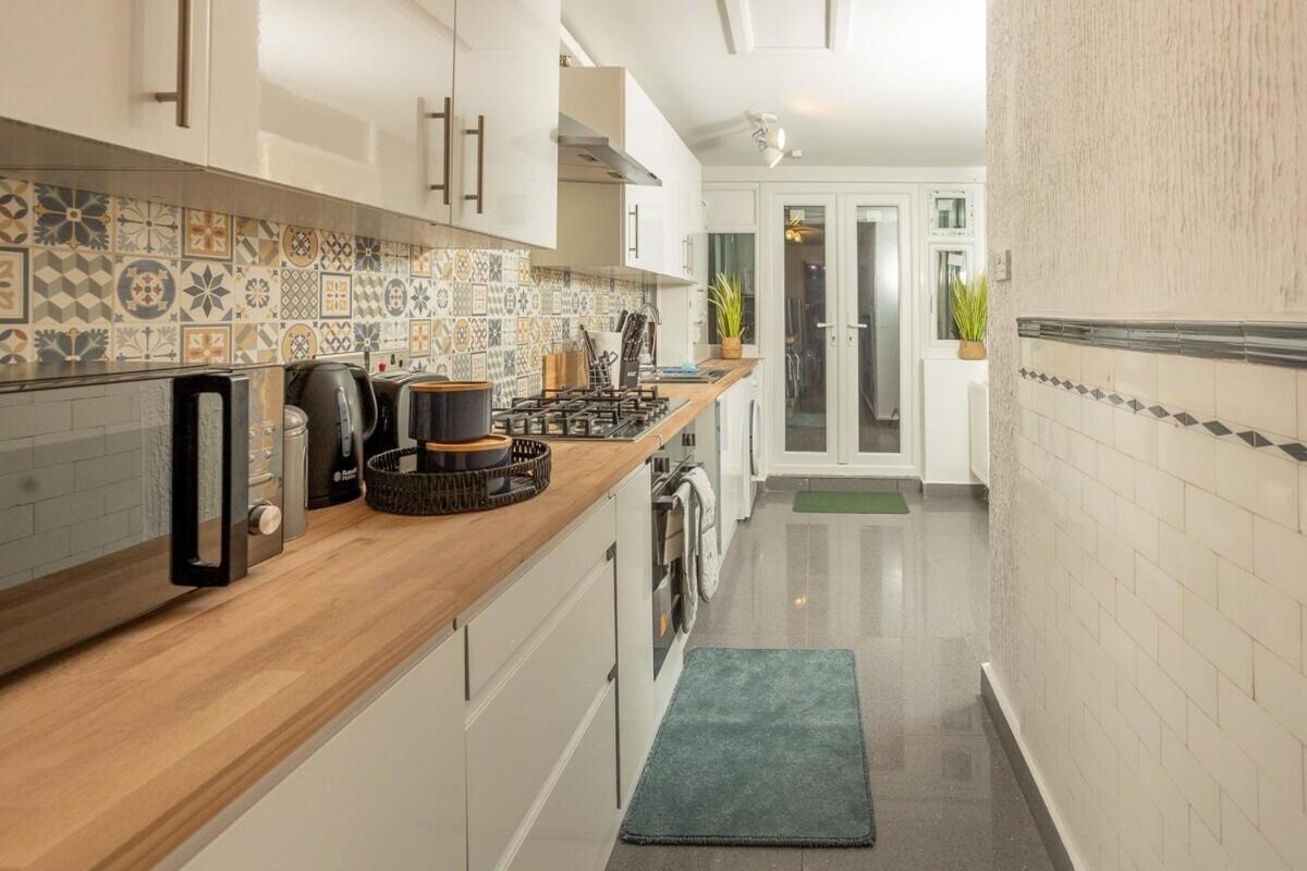 Spacious & Comfy In West Midlands - Sleeps 8, Free Parking, Wifi, Netflix, Prime Location, Ideal For Contractors, Business, Groups, Travellers, Families And Relocators Holiday home