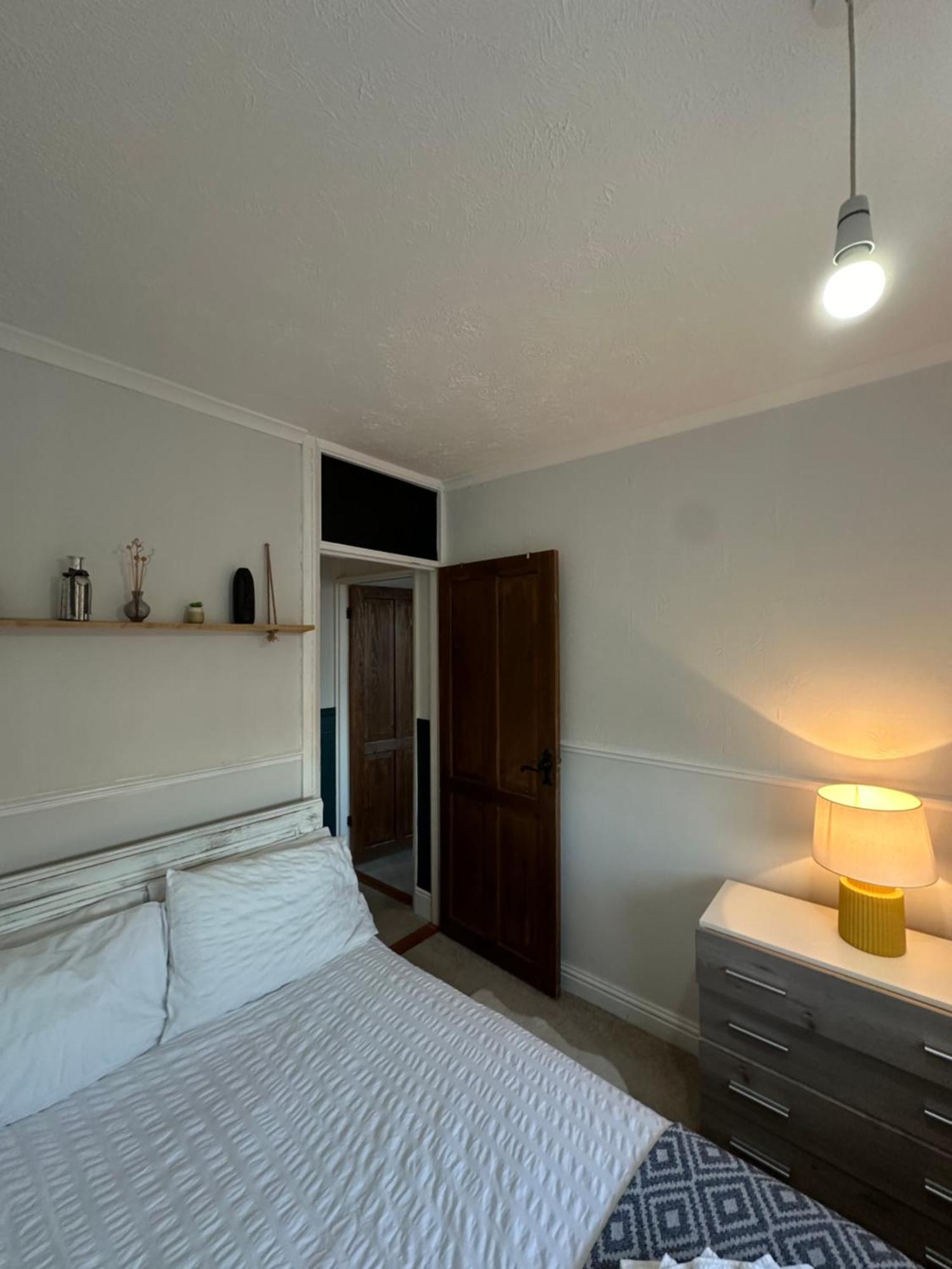 Spacious 4 Bedroom Contractors Friendly In Near Jaguar Land Rover & Centre Casa de férias