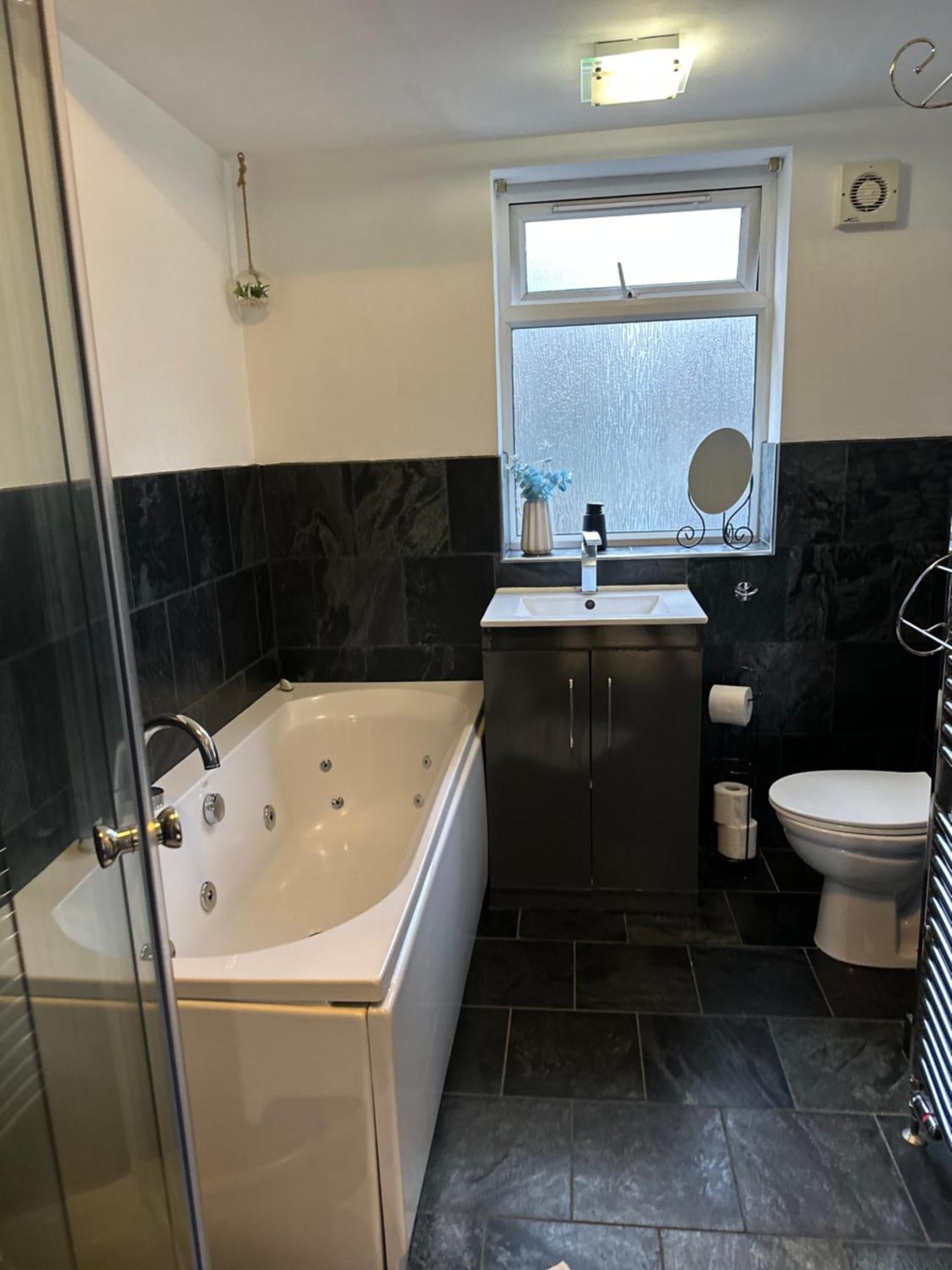 Casa de férias Spacious 4 Bedroom Contractors Friendly In Near Jaguar Land Rover & Centre *