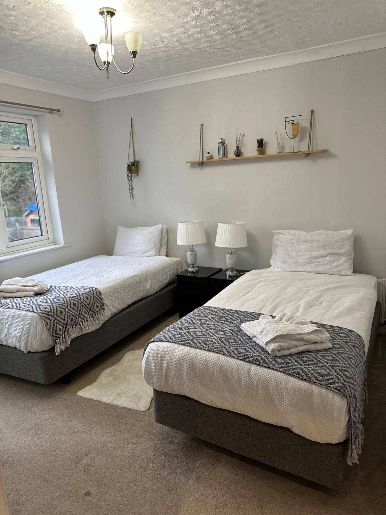 Spacious 4 Bedroom Contractors Friendly In Near Jaguar Land Rover & Centre * Coventry