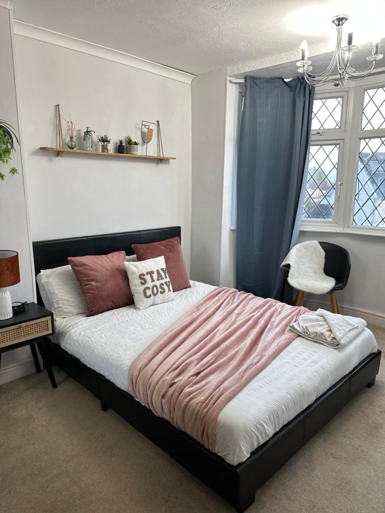 Spacious 4 Bedroom Contractors Friendly In Near Jaguar Land Rover & Centre