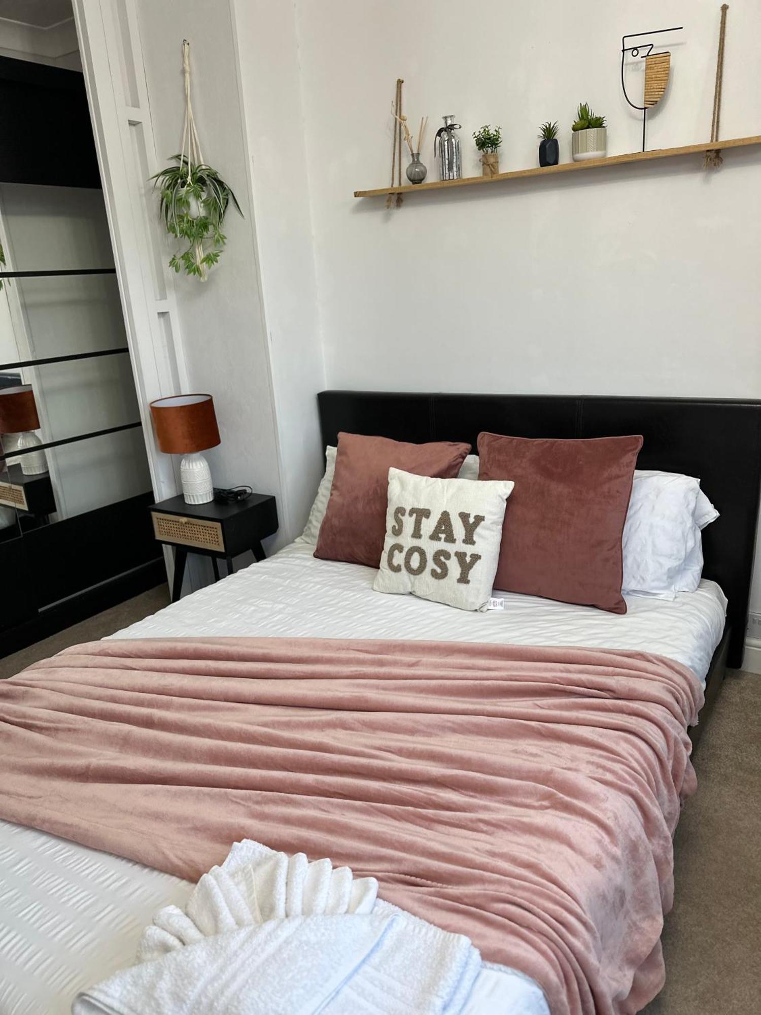 Casa de férias Spacious 4 Bedroom Contractors Friendly In Near Jaguar Land Rover & Centre *