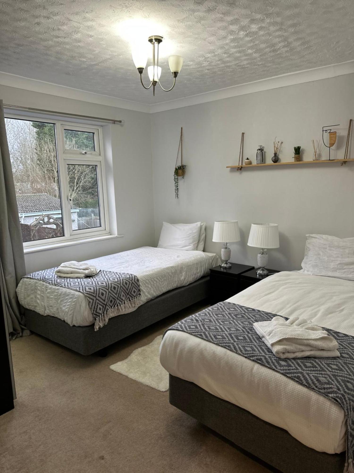 Spacious 4 Bedroom Contractors Friendly In Near Jaguar Land Rover & Centre Coventry