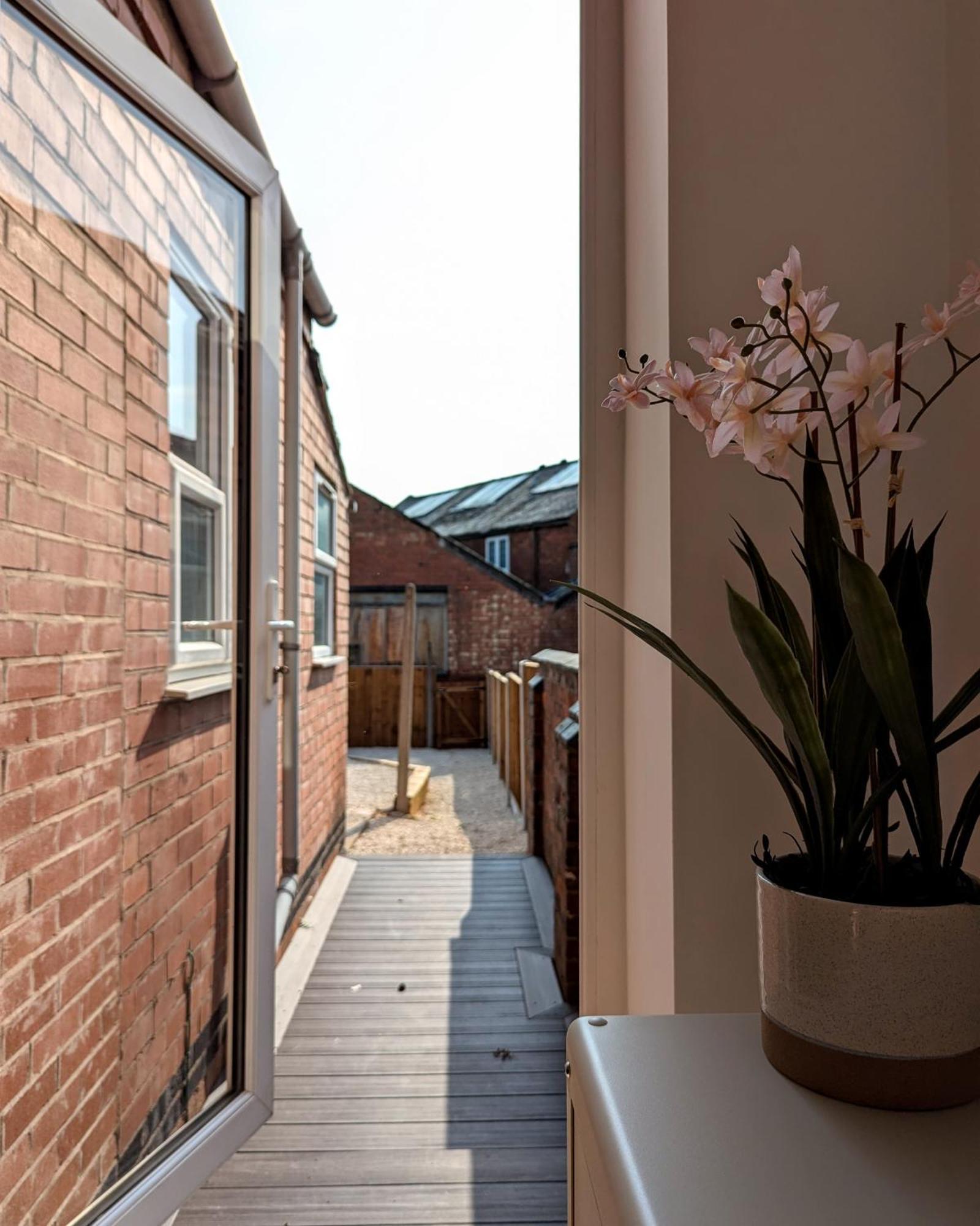 Urban Oasis Serviced - Families, Remote Work, Corporate, Contractors Apartment Coventry
