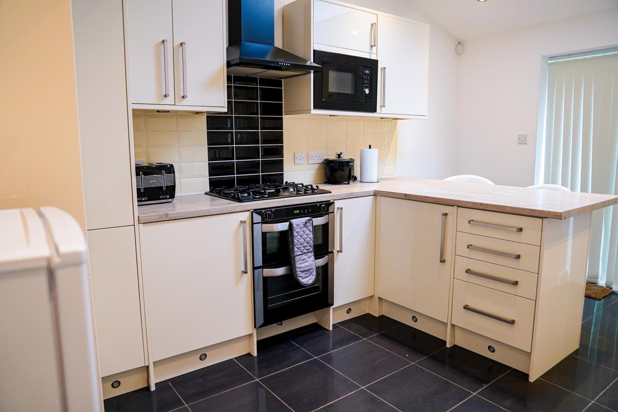 Awesome For Business Contractors And Suitable For Families With Free Parking 14mins From Nec *