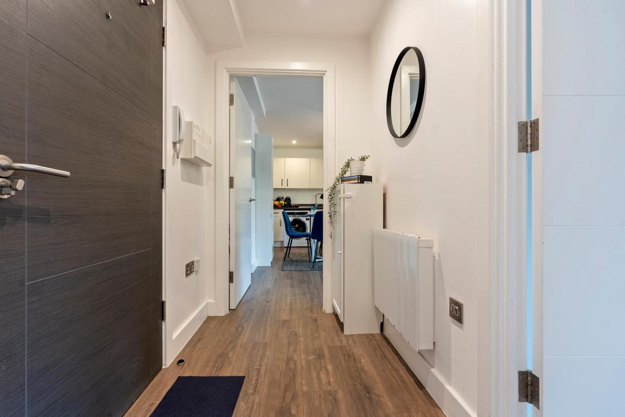 Opk - Stylish Centre 1 Bed Apartment, Near Train Station, Free Parking Netflix, Sleeps 4 Apartment Coventry
