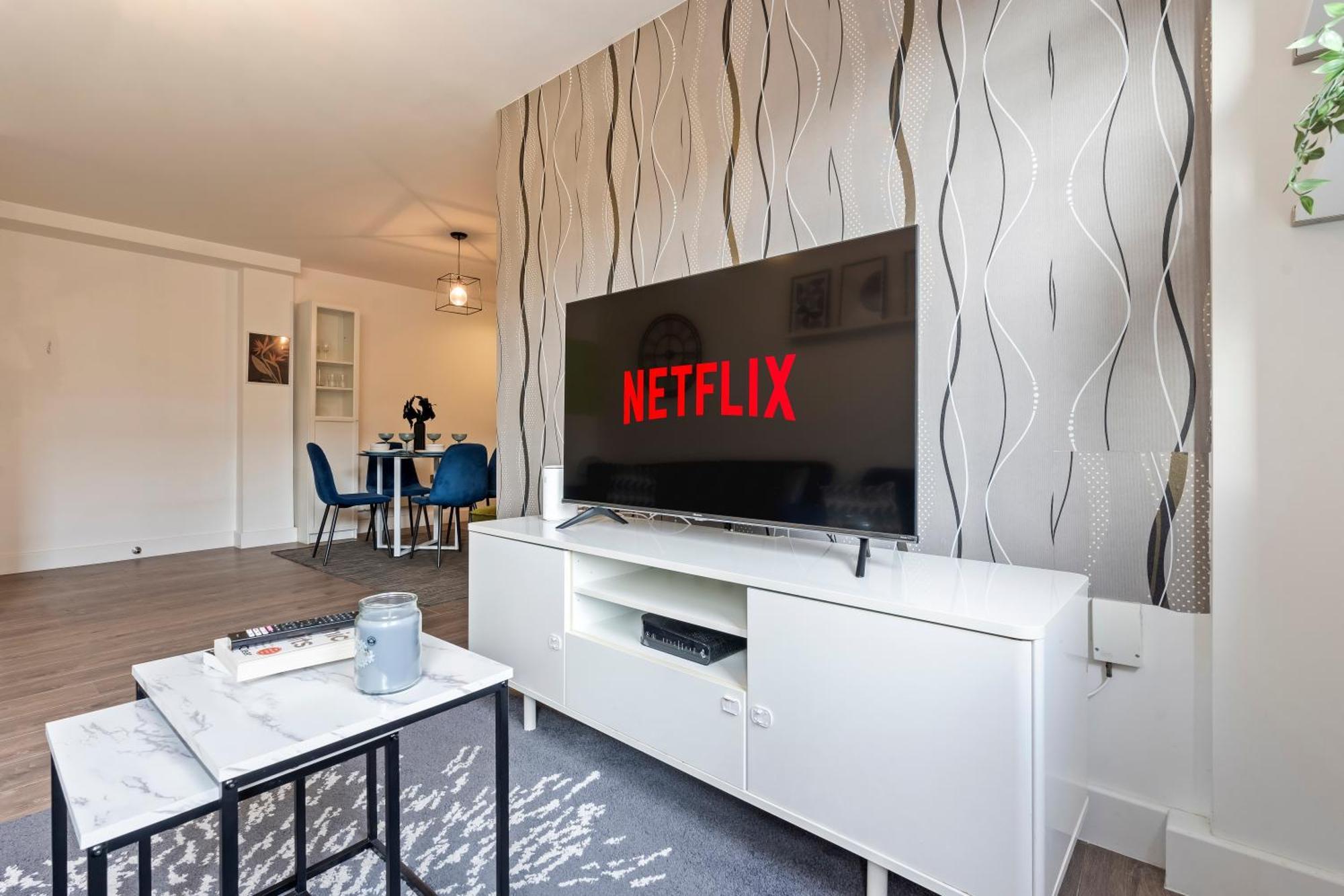 Opk - Stylish Centre 1 Bed Apartment, Near Train Station, Free Parking Netflix, Sleeps 4 Coventry