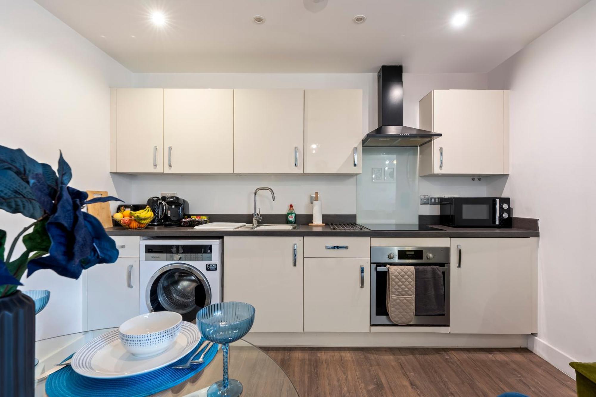 Apartment Opk - Stylish Centre 1 Bed Apartment, Near Train Station, Free Parking Netflix, Sleeps 4 Coventry