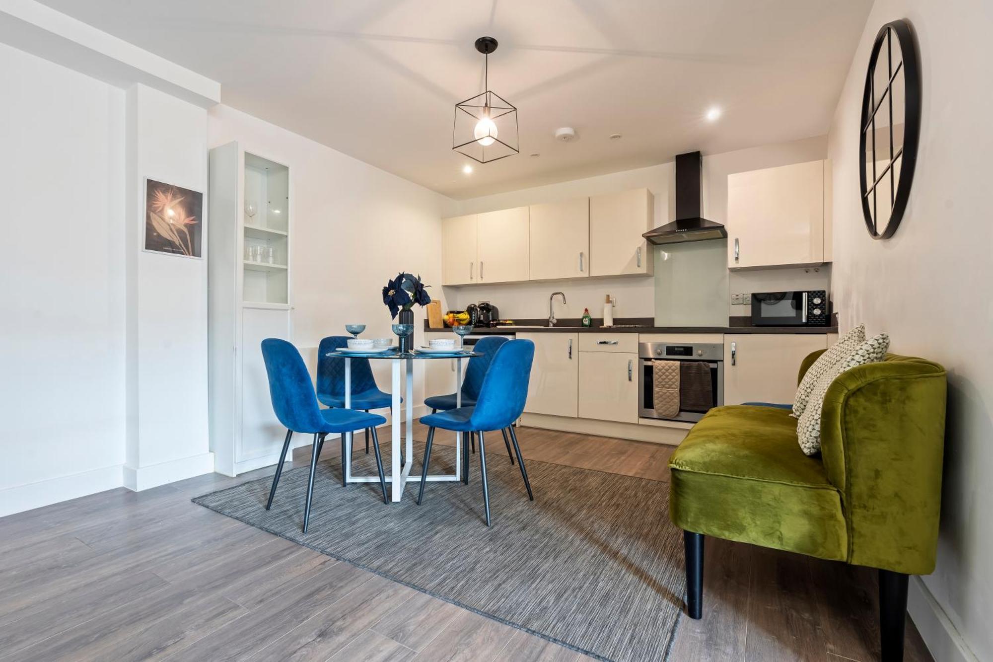 Opk - Stylish Centre 1 Bed Apartment, Near Train Station, Free Parking Netflix, Sleeps 4 *
