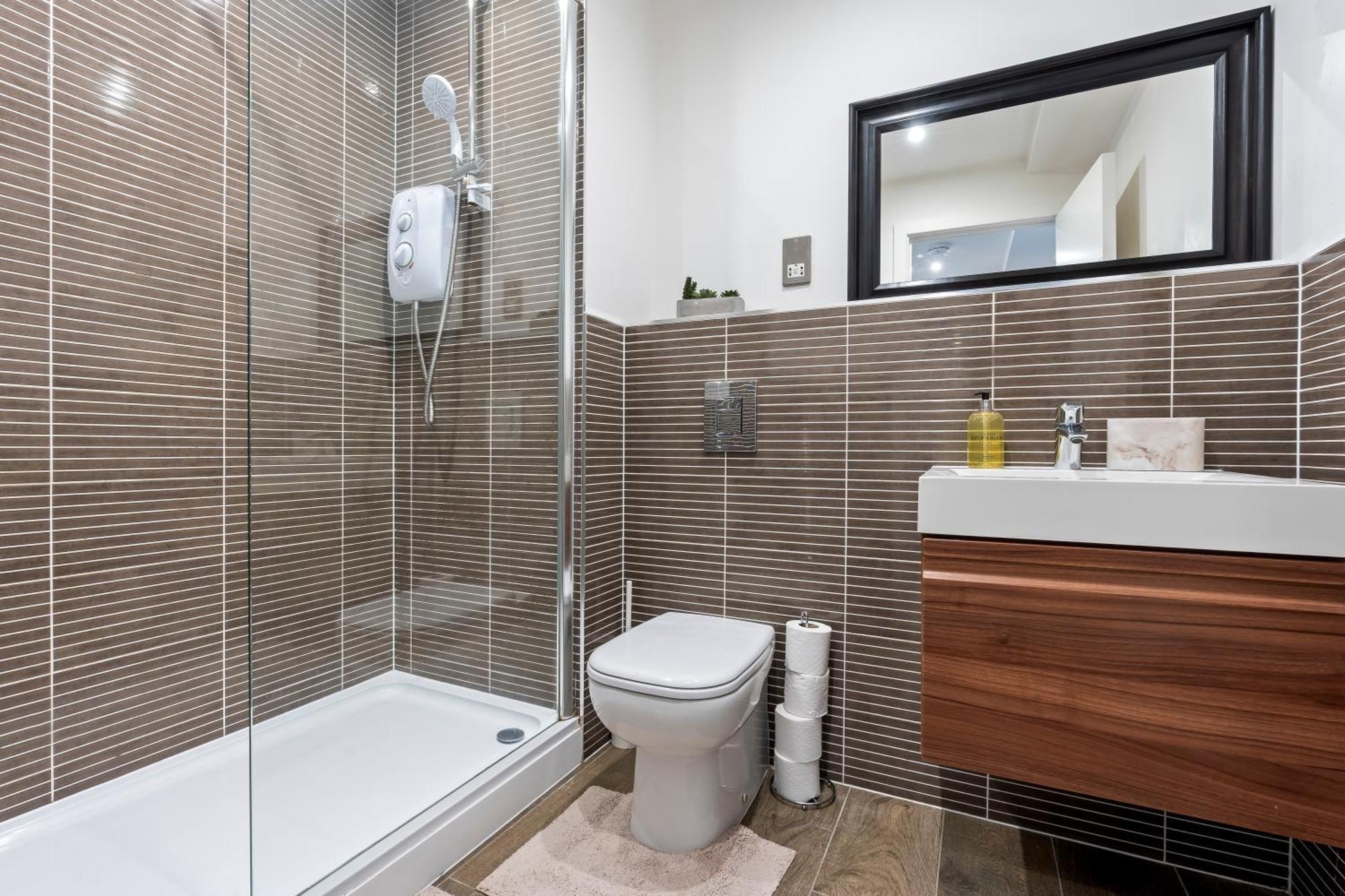 Opk - Stylish Centre 1 Bed Apartment, Near Train Station, Free Parking Netflix, Sleeps 4 *