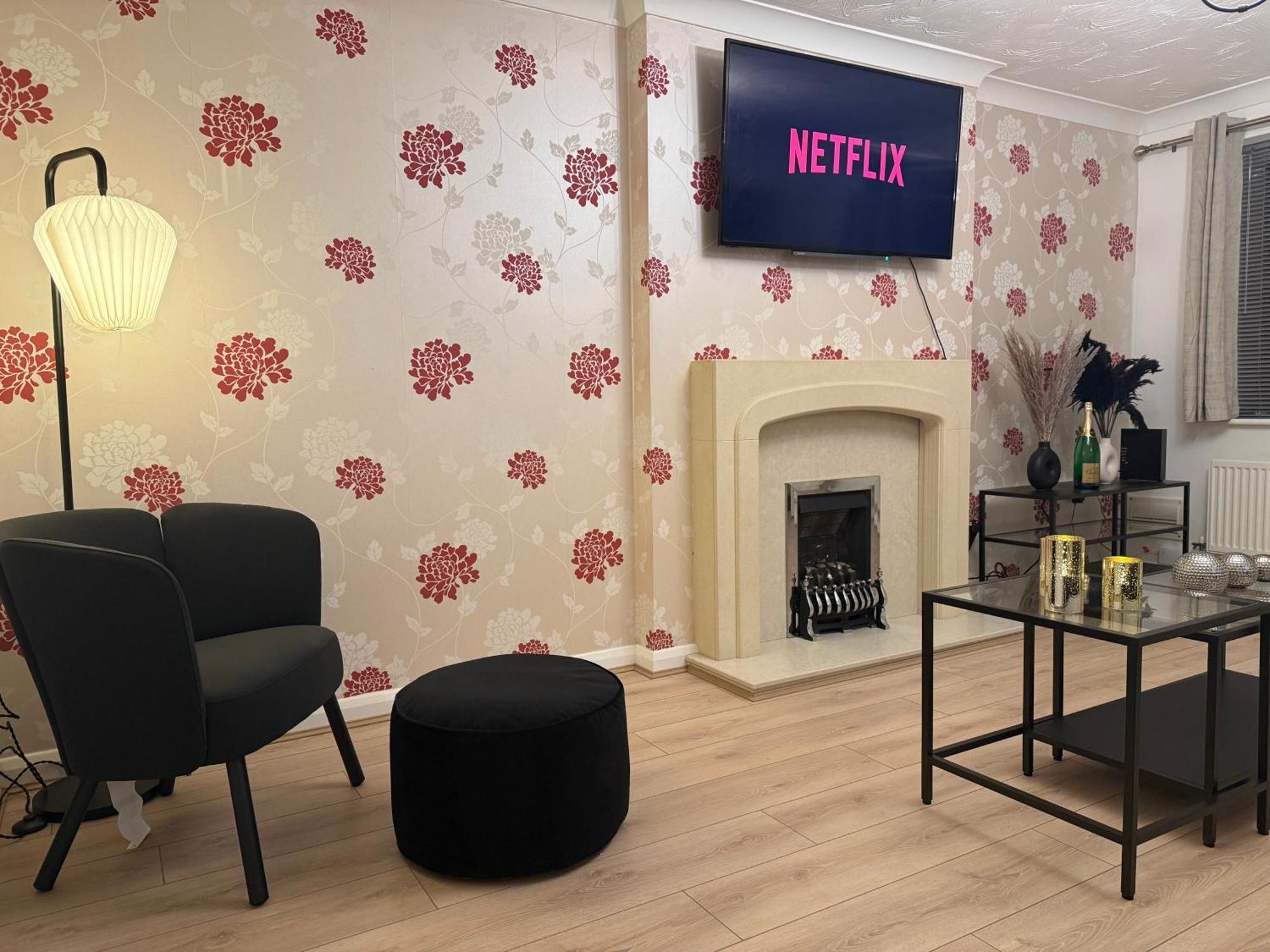 Holiday home - 3 Beds - Pet Friendly - Free Parking *