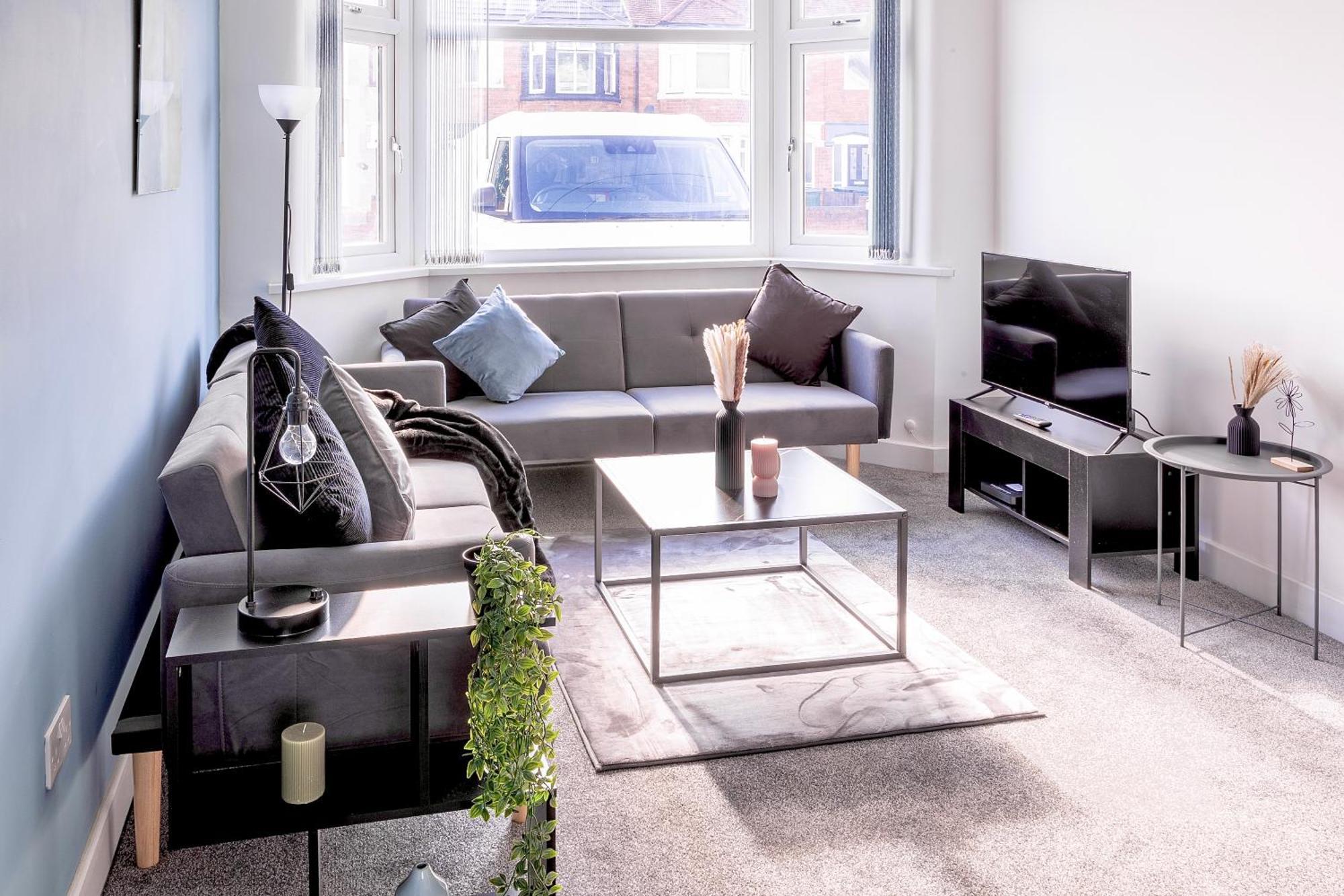 Perfect For Contractors, Driveway With Free Parking, Close To City Centre Coventry