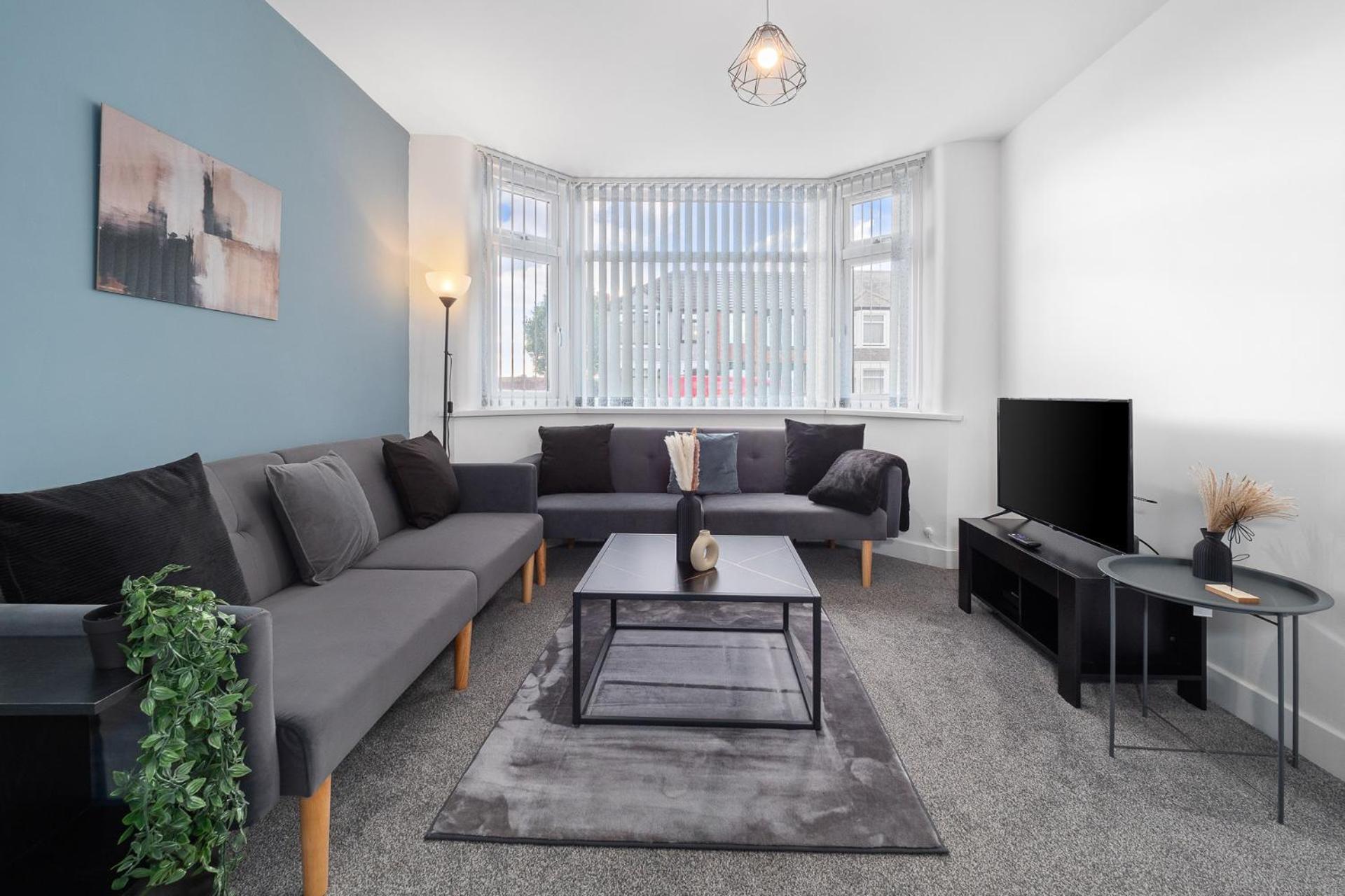 Perfect For Contractors, Driveway With Free Parking, Close To City Centre * Coventry