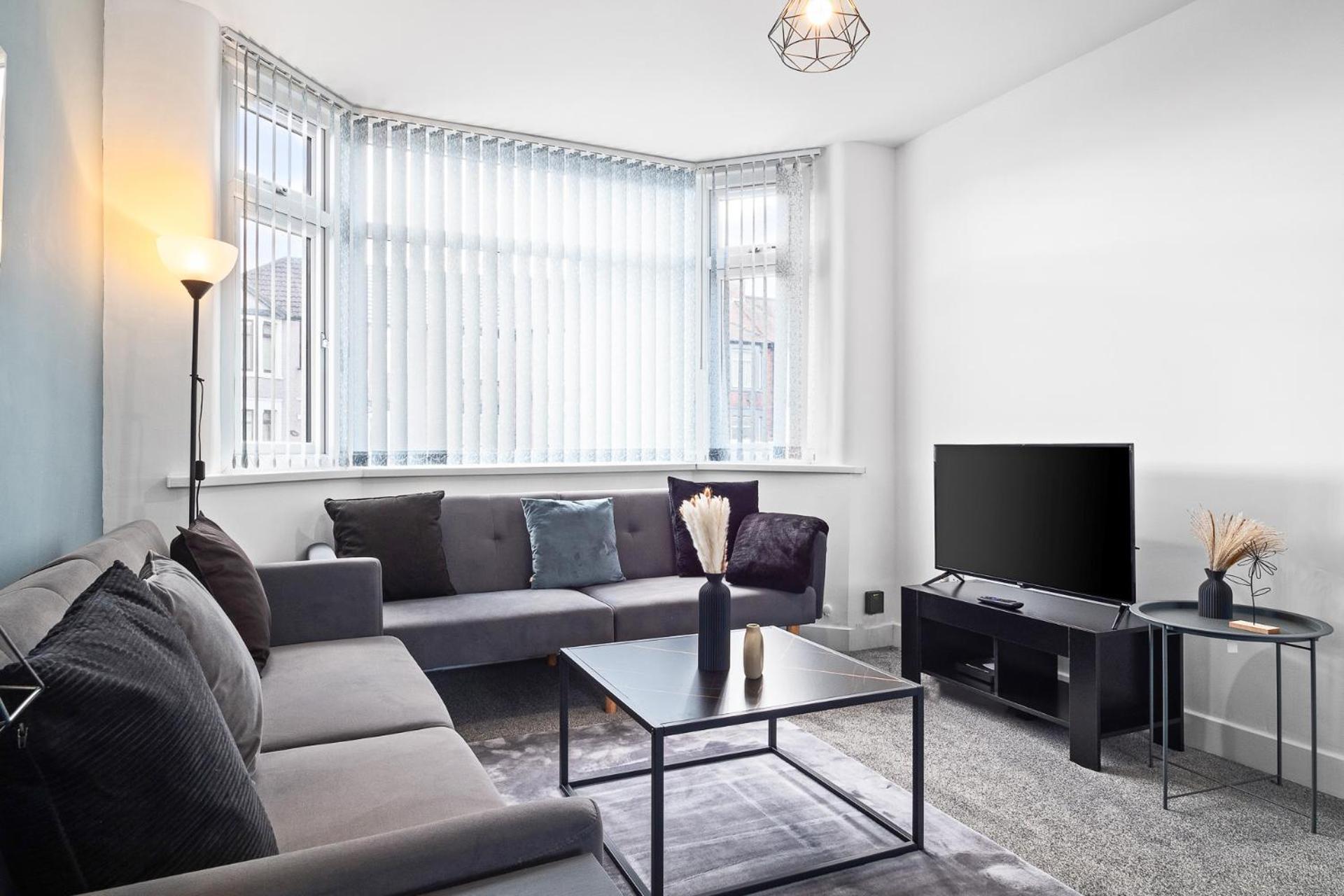 Perfect For Contractors, Driveway With Free Parking, Close To City Centre