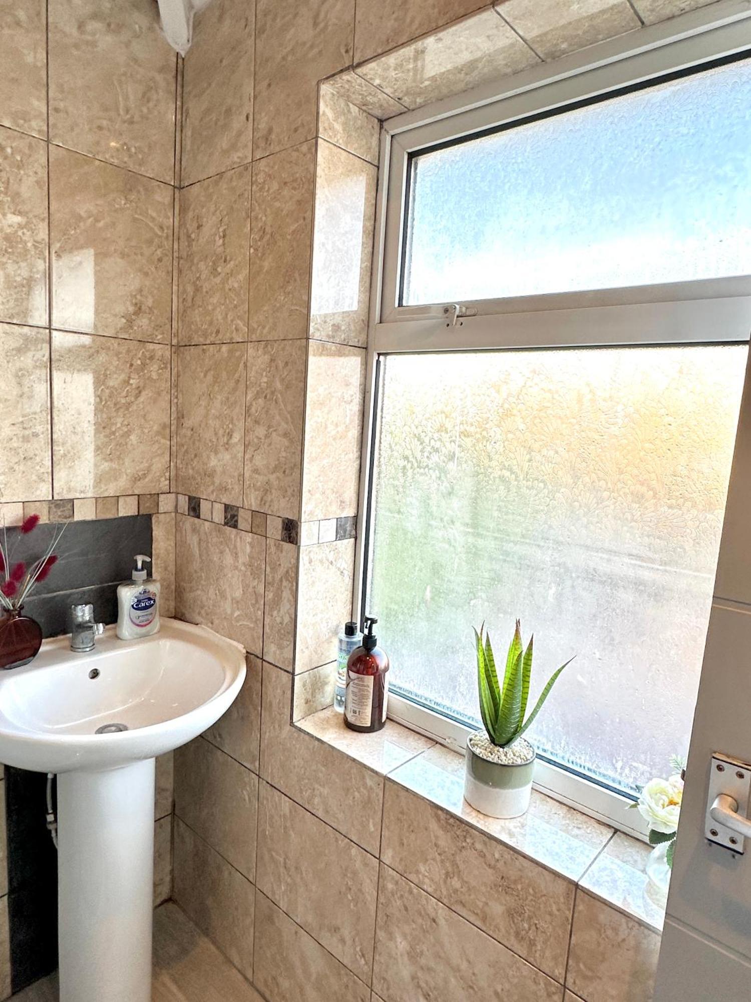 Holiday home 4 Ensuite Bedroom Entire House Sleeps 10 Driveway Parking Near Univesity And Center *
