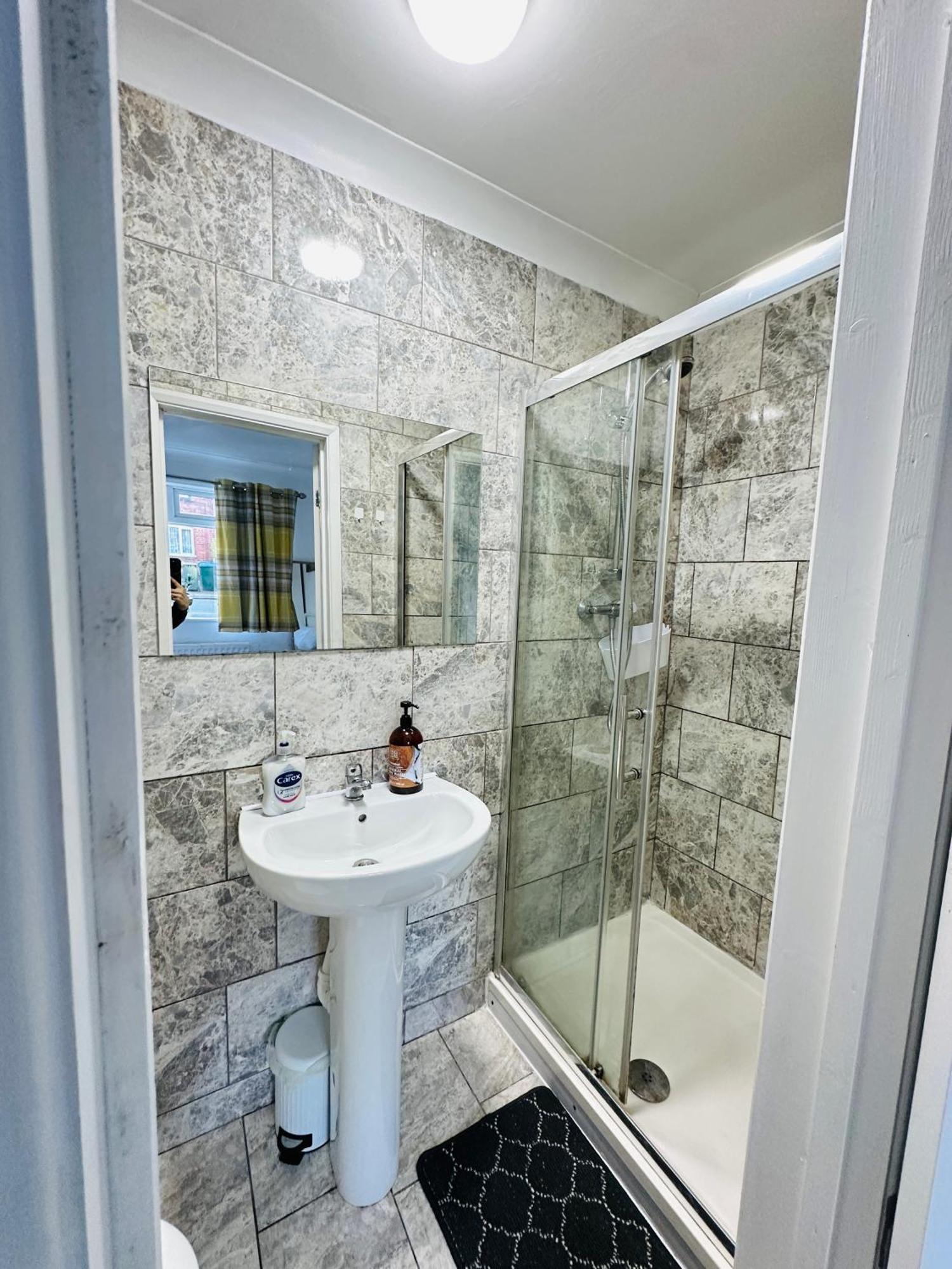 Holiday home 4 Ensuite Bedroom Entire House Sleeps 10 Driveway Parking Near Univesity And Center Coventry