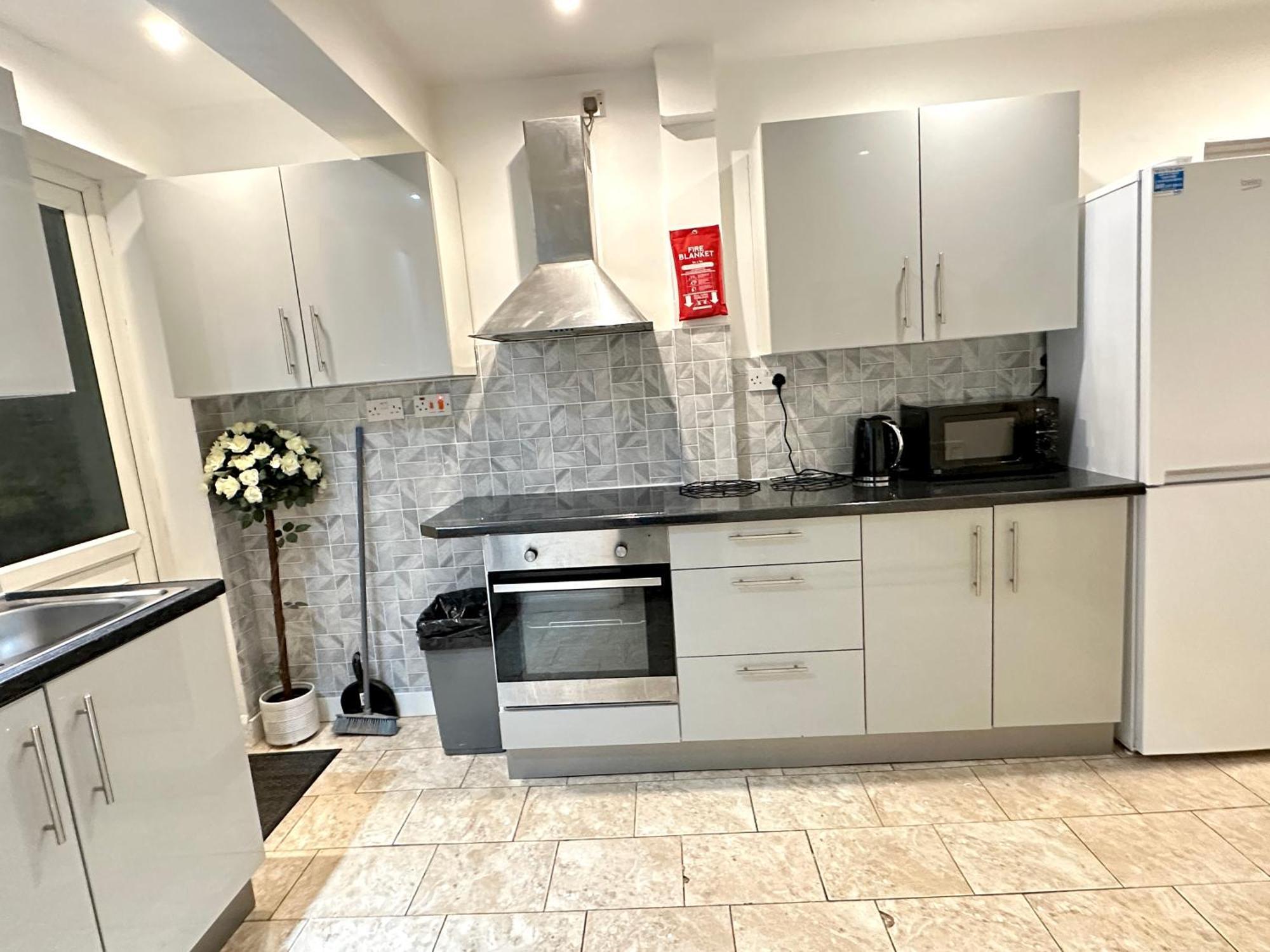 Holiday home 4 Ensuite Bedroom Entire House Sleeps 10 Driveway Parking Near Univesity And Center