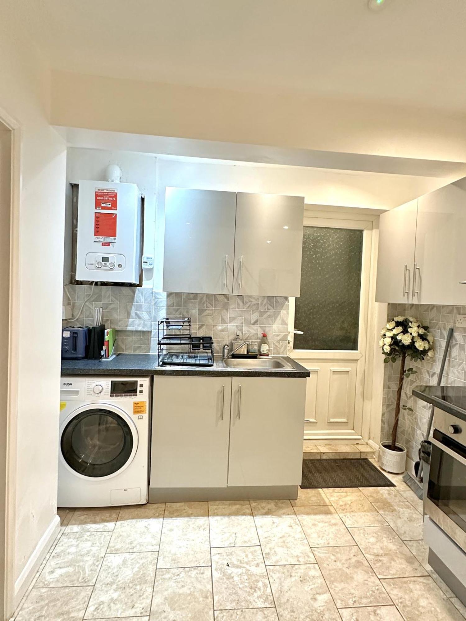 Holiday home 4 Ensuite Bedroom Entire House Sleeps 10 Driveway Parking Near Univesity And Center Coventry