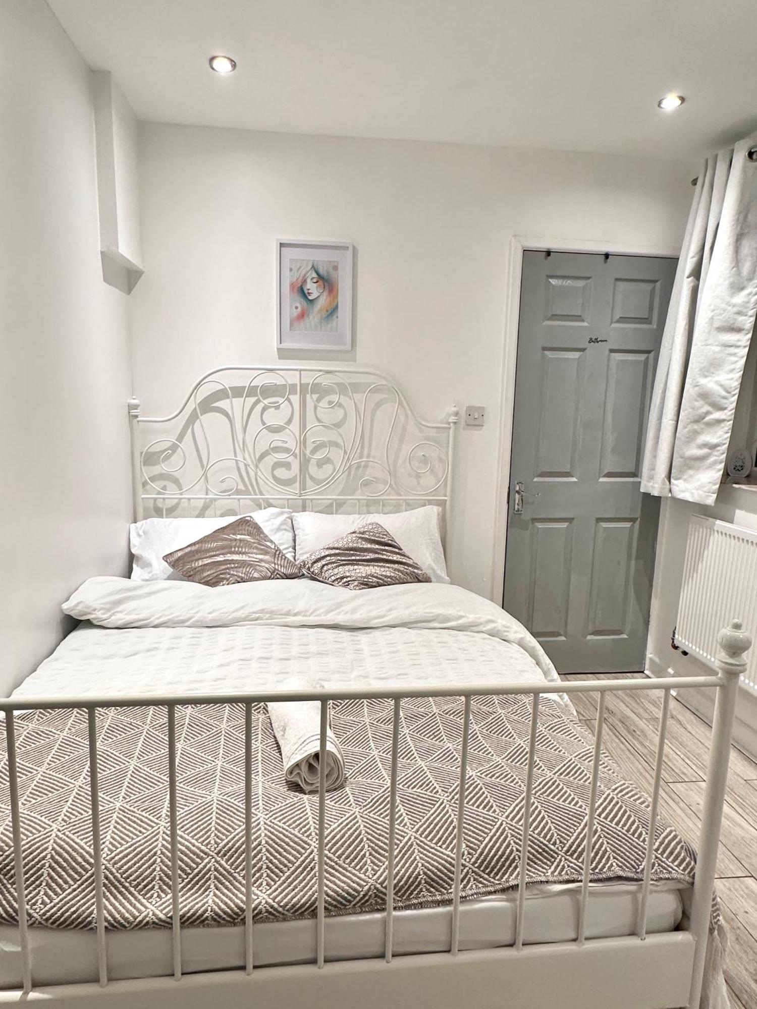 4 Ensuite Bedroom Entire House Sleeps 10 Driveway Parking Near Univesity And Center Holiday home