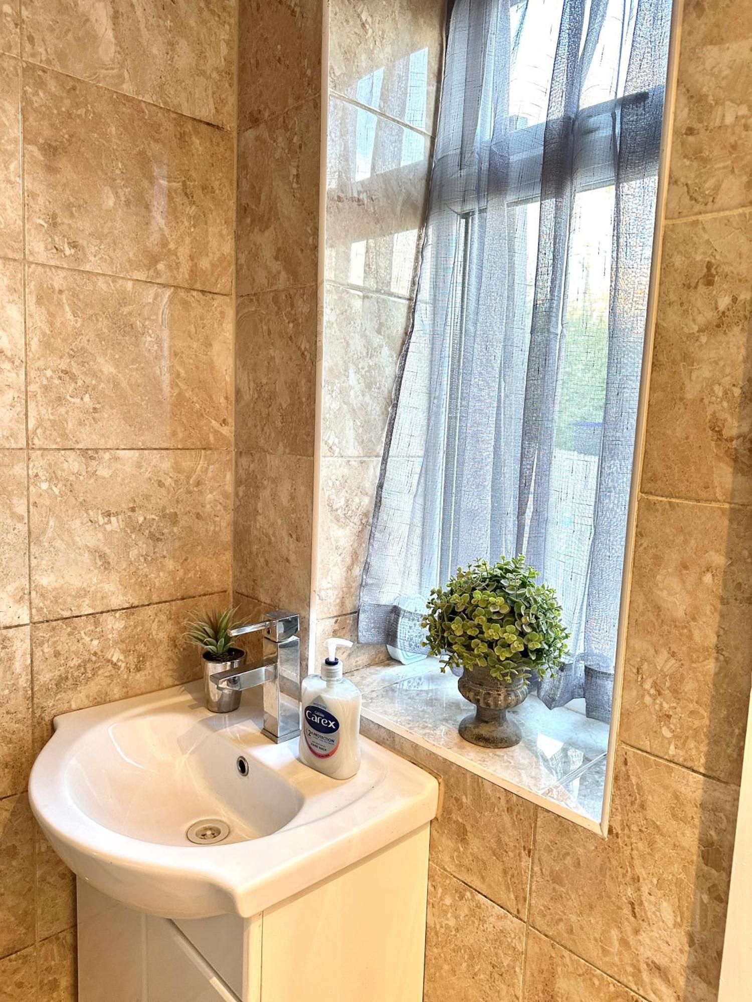 Holiday home 4 Ensuite Bedroom Entire House Sleeps 10 Driveway Parking Near Univesity And Center
