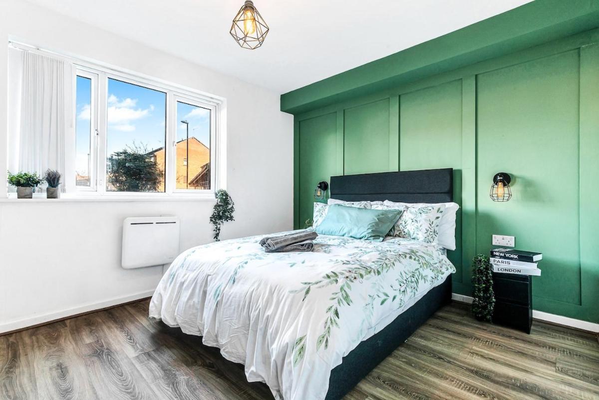 Stylish In Center With Free Parking * Coventry