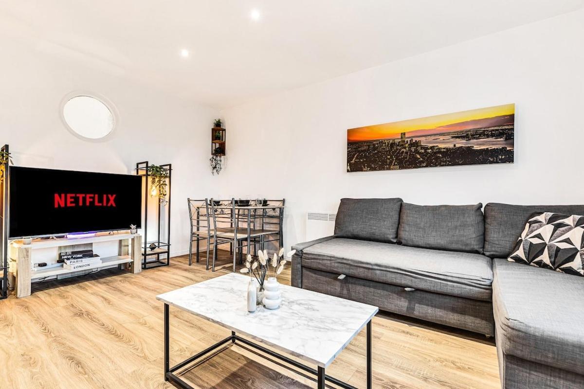 Stylish In Center With Free Parking Apartment