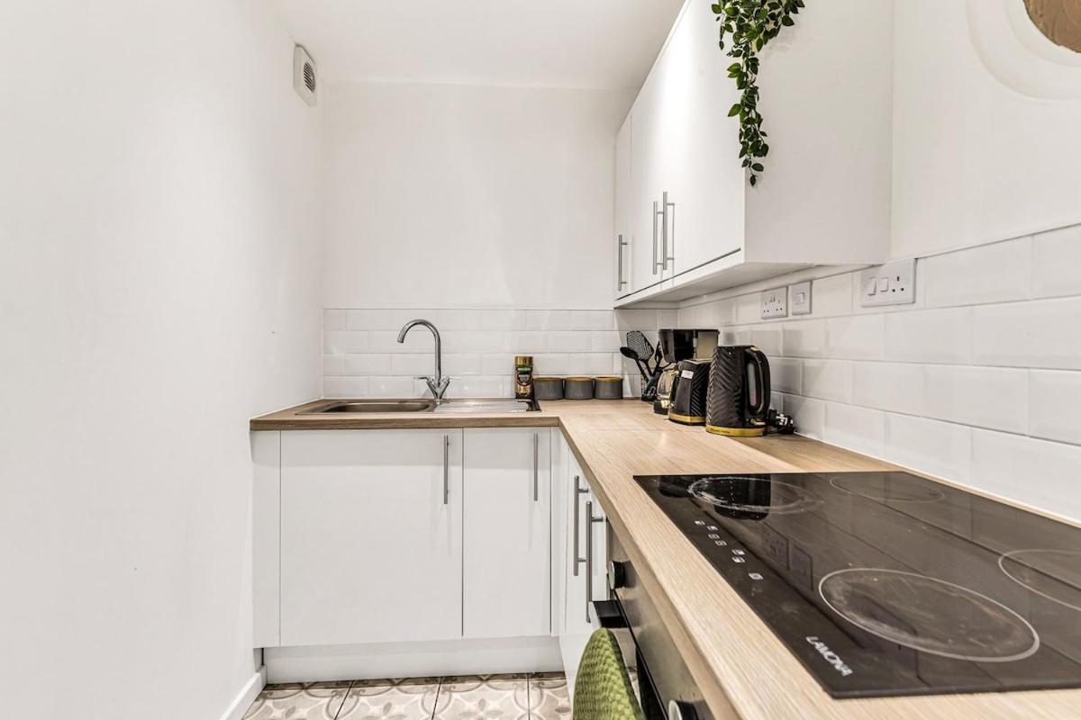 Stylish In Center With Free Parking Apartment *