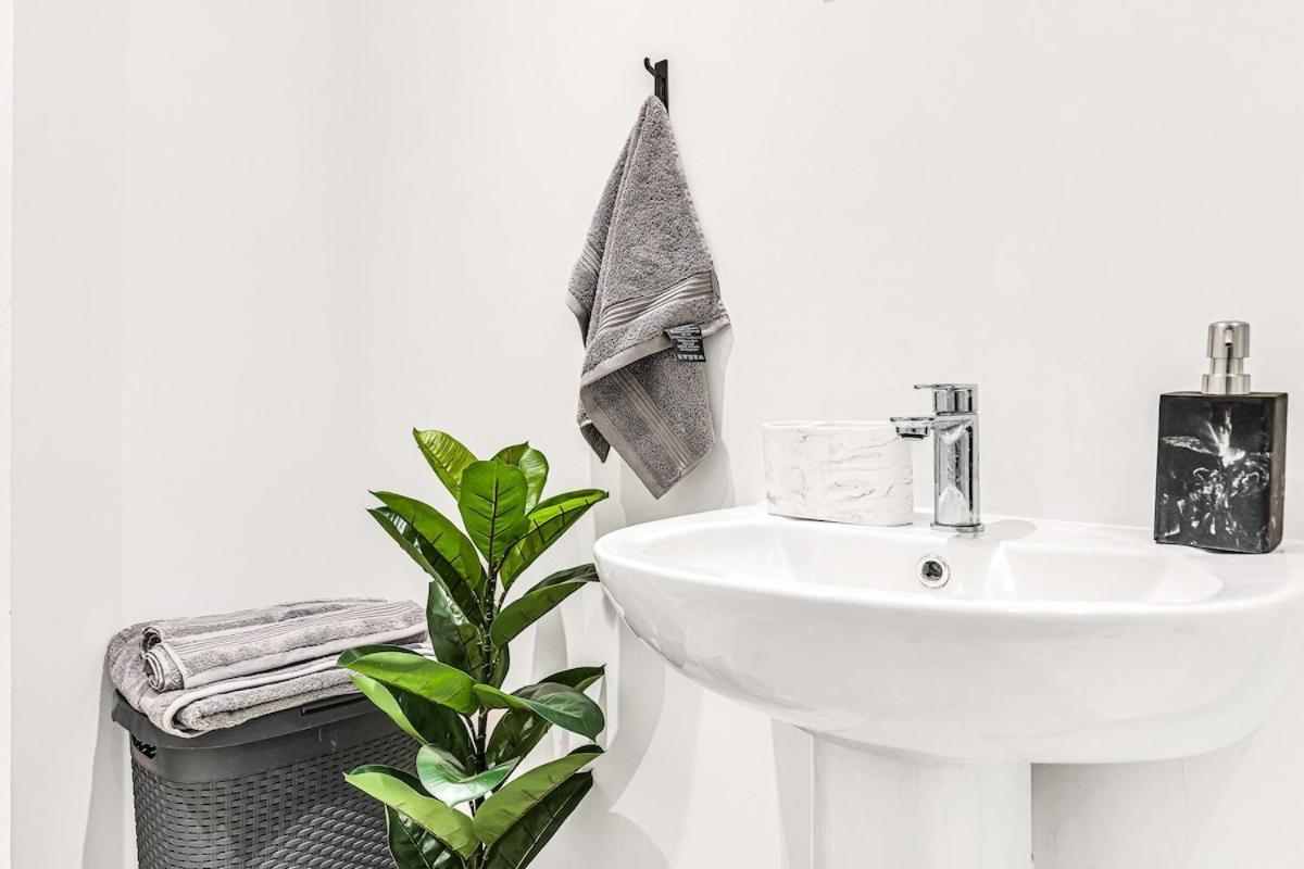 Stylish In Center With Free Parking * Coventry